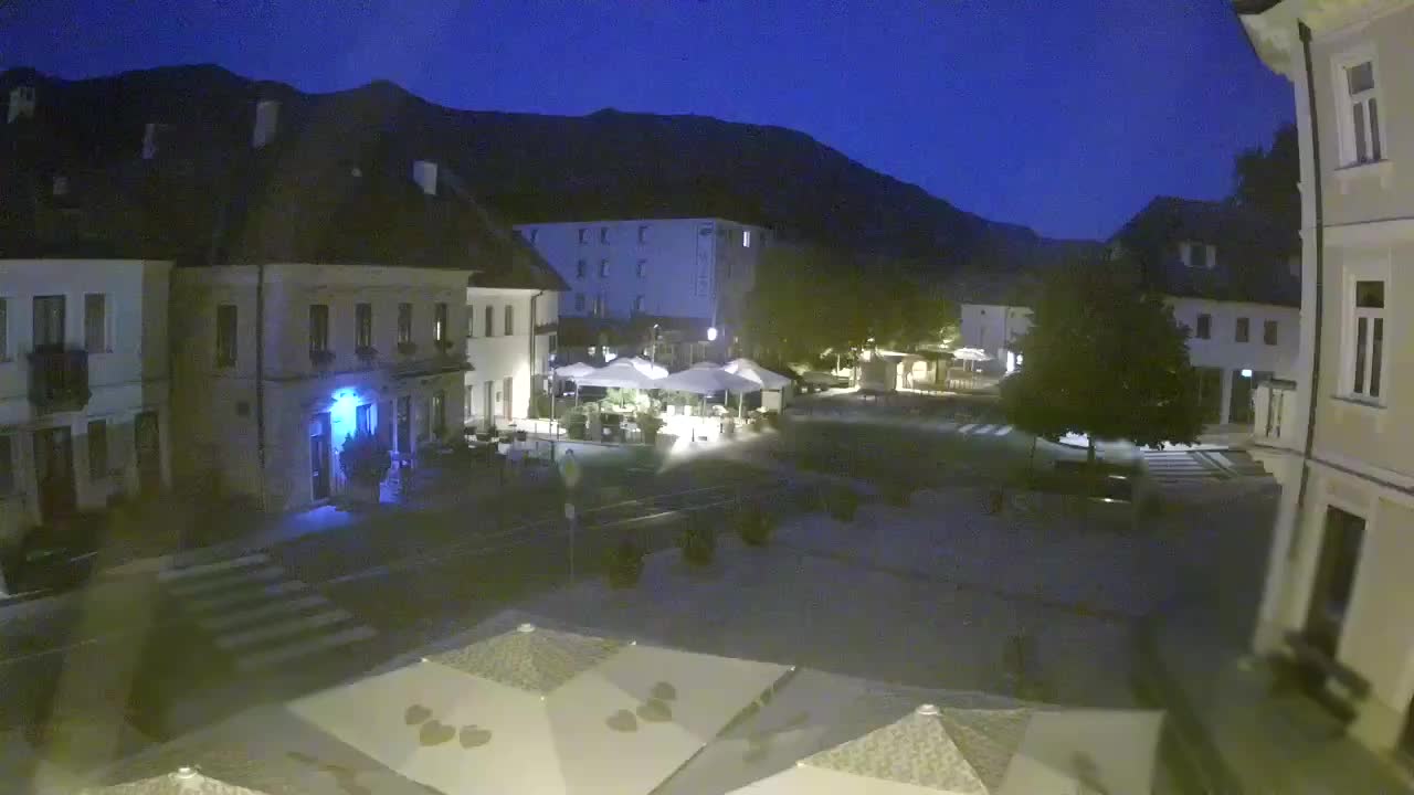Piazza centrale a Plezzo