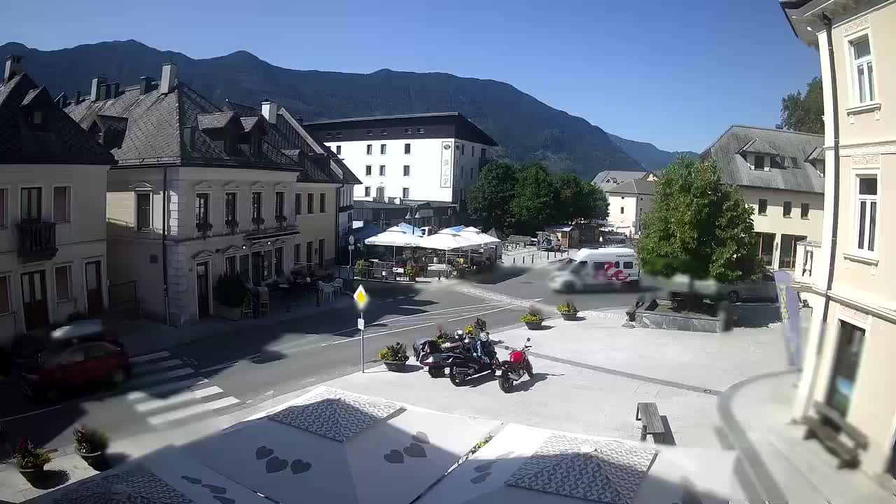 Piazza centrale a Plezzo