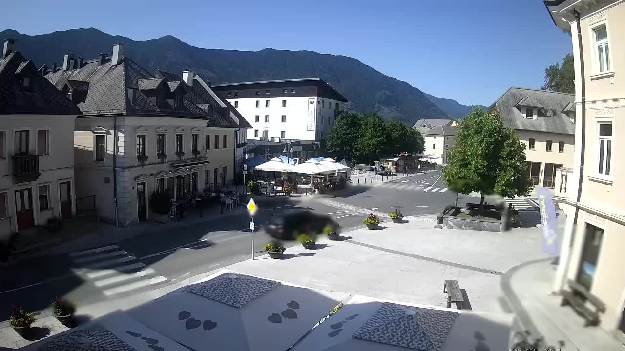 Piazza centrale a Plezzo