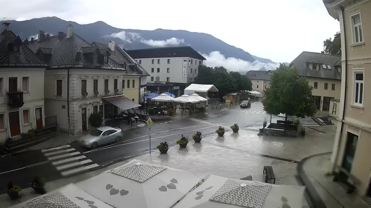 Piazza centrale a Plezzo