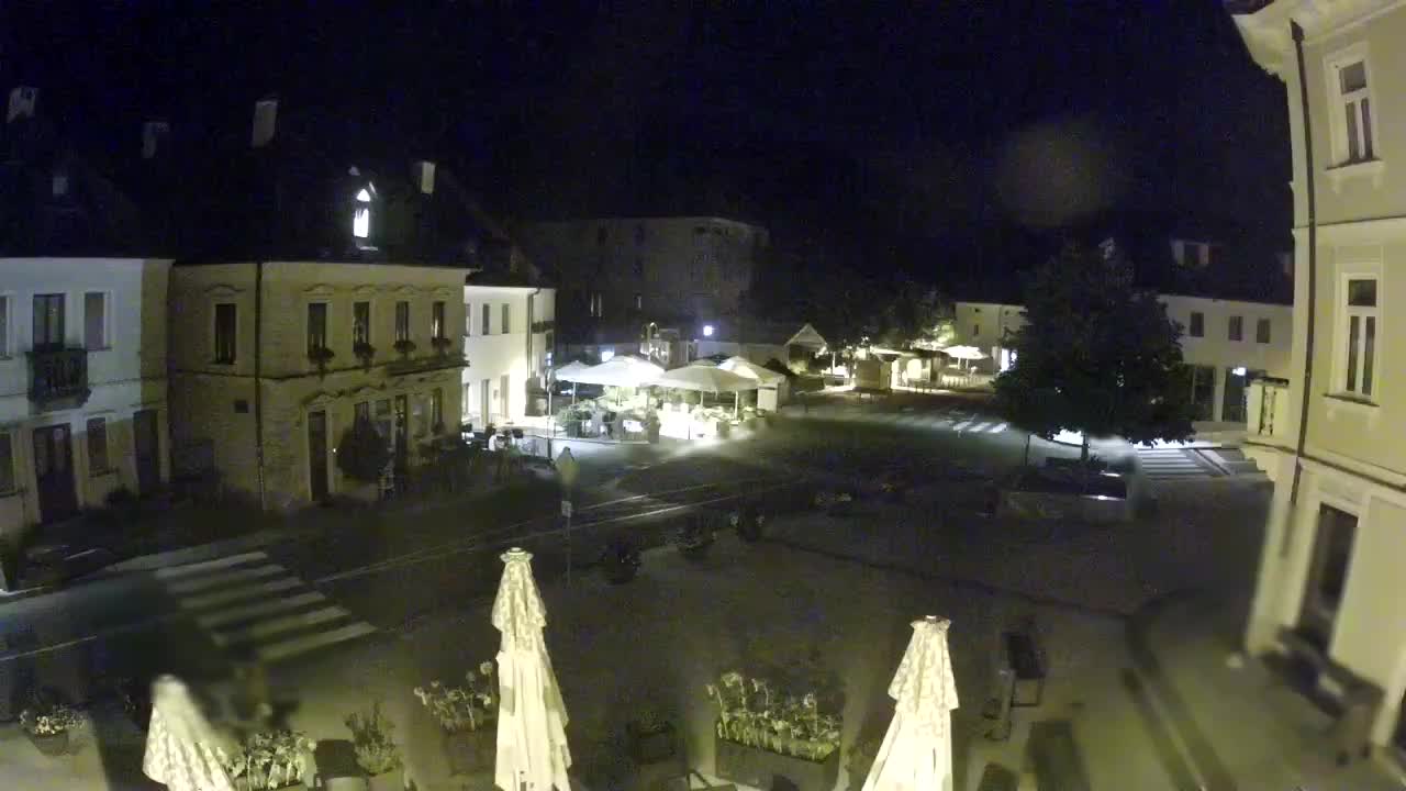 Piazza centrale a Plezzo
