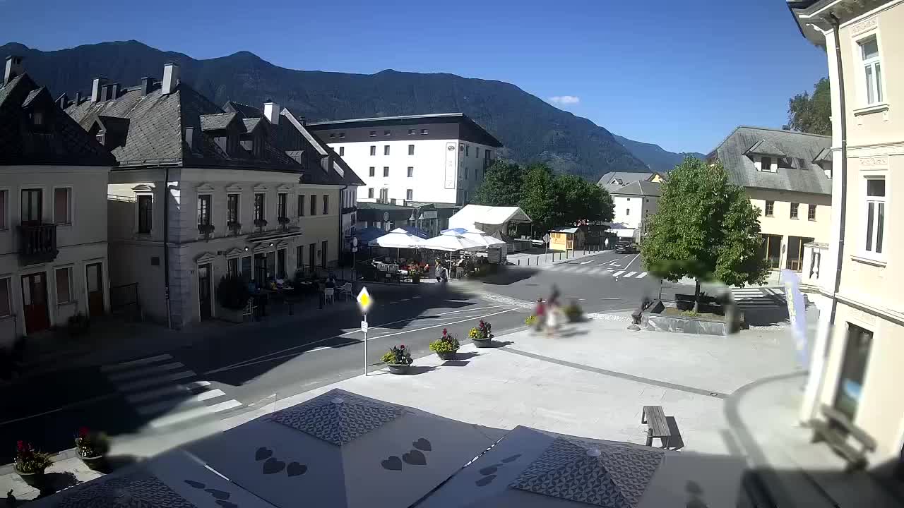 Piazza centrale a Plezzo
