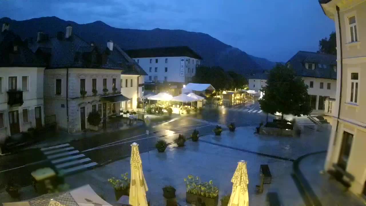 Piazza centrale a Plezzo