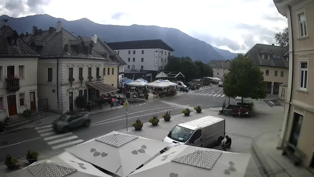 Piazza centrale a Plezzo
