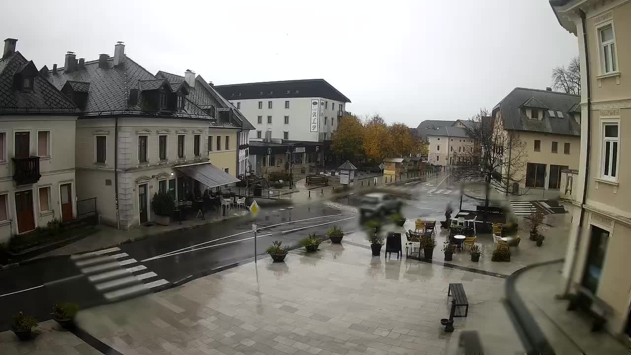 Piazza centrale a Plezzo