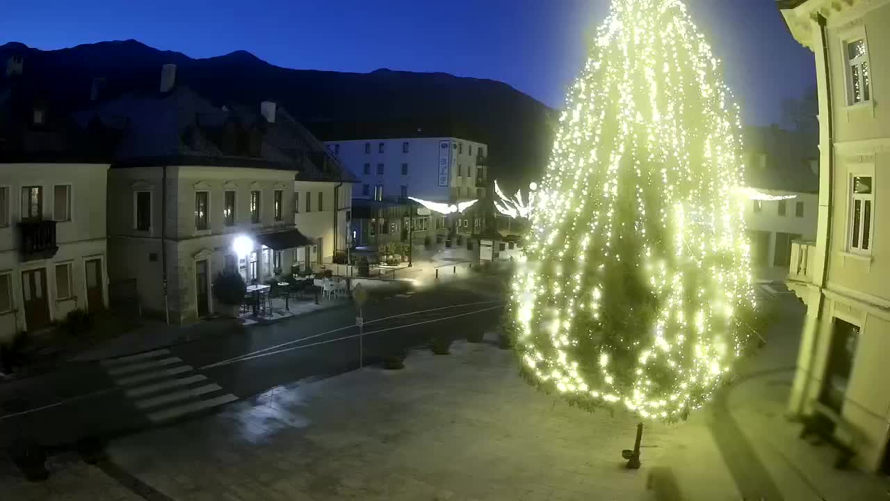 Piazza centrale a Plezzo