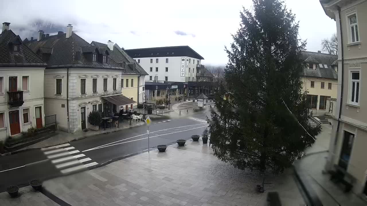 Piazza centrale a Plezzo