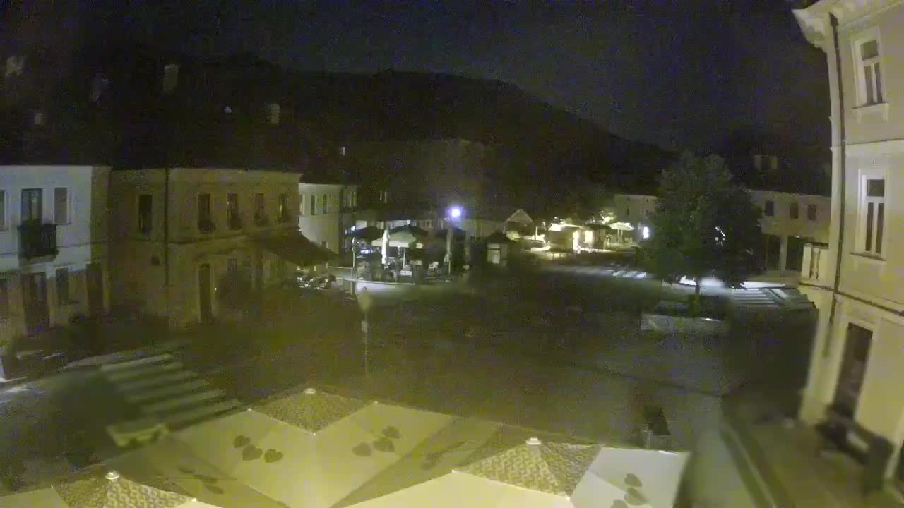 Piazza centrale a Plezzo