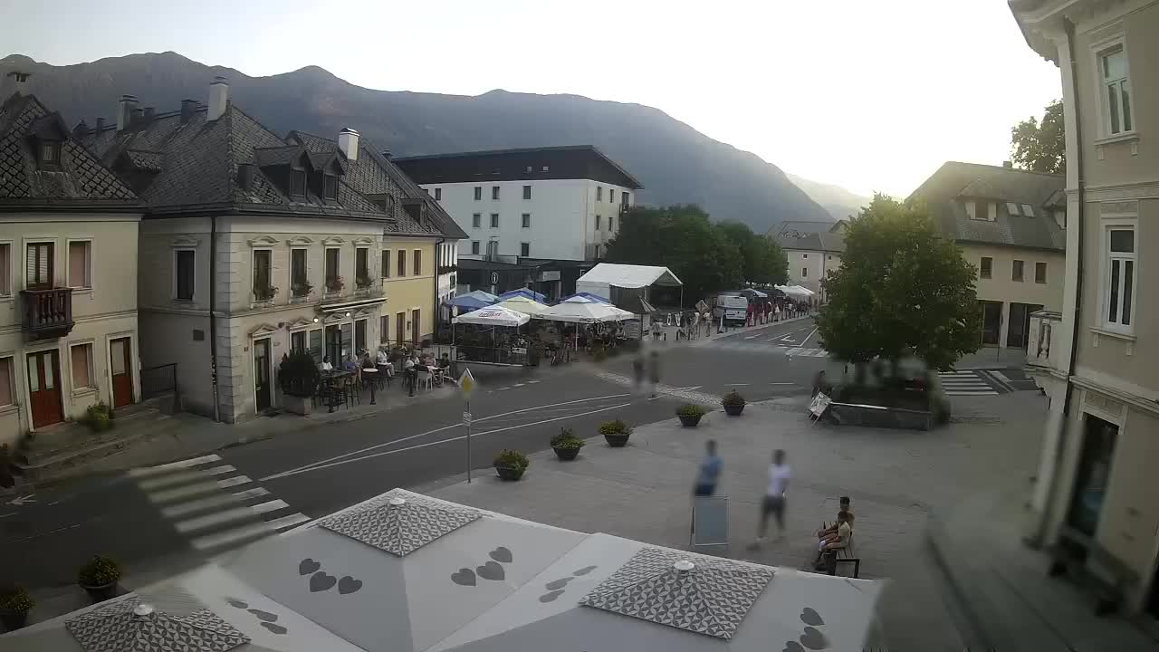 Piazza centrale a Plezzo