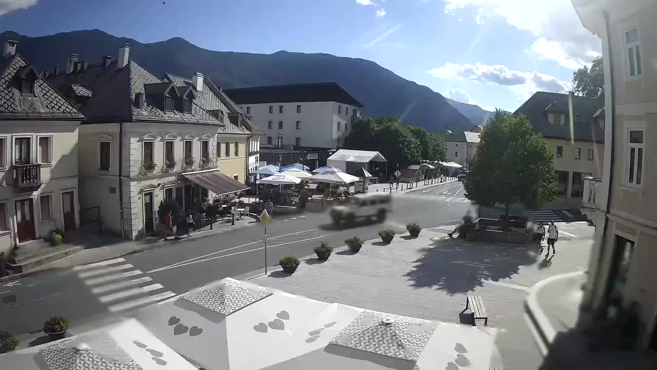 Piazza centrale a Plezzo