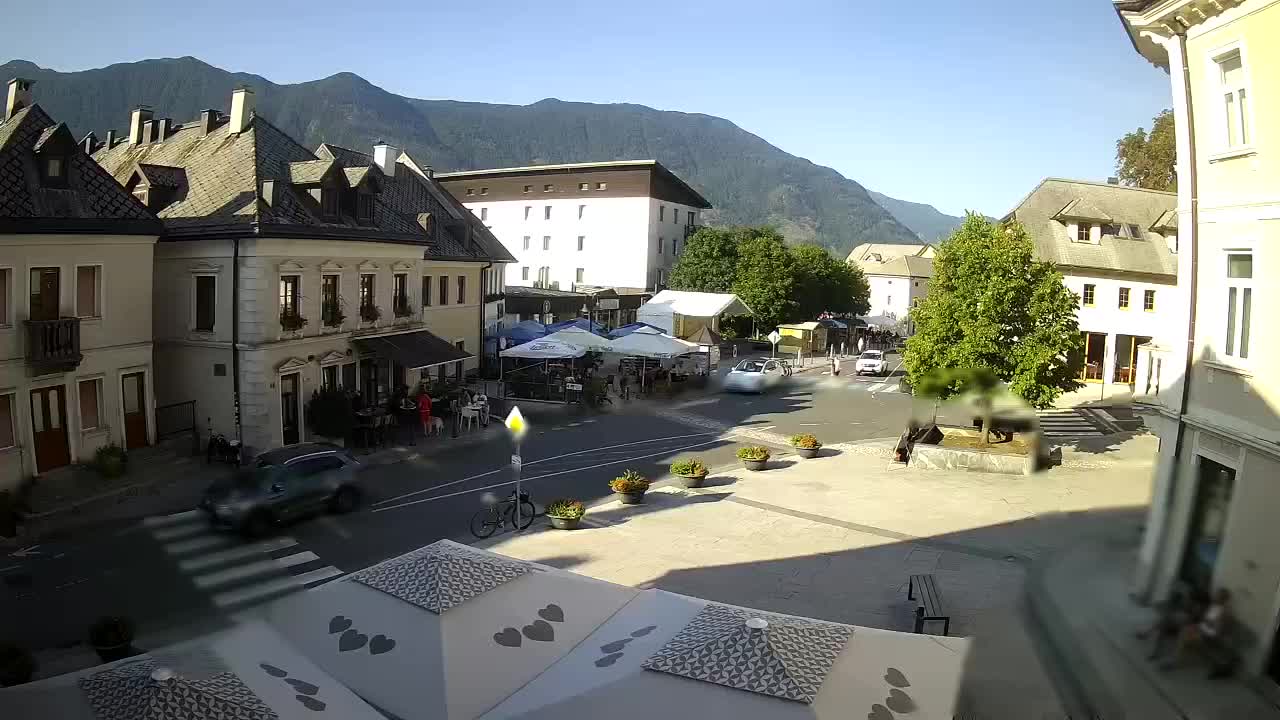 Piazza centrale a Plezzo