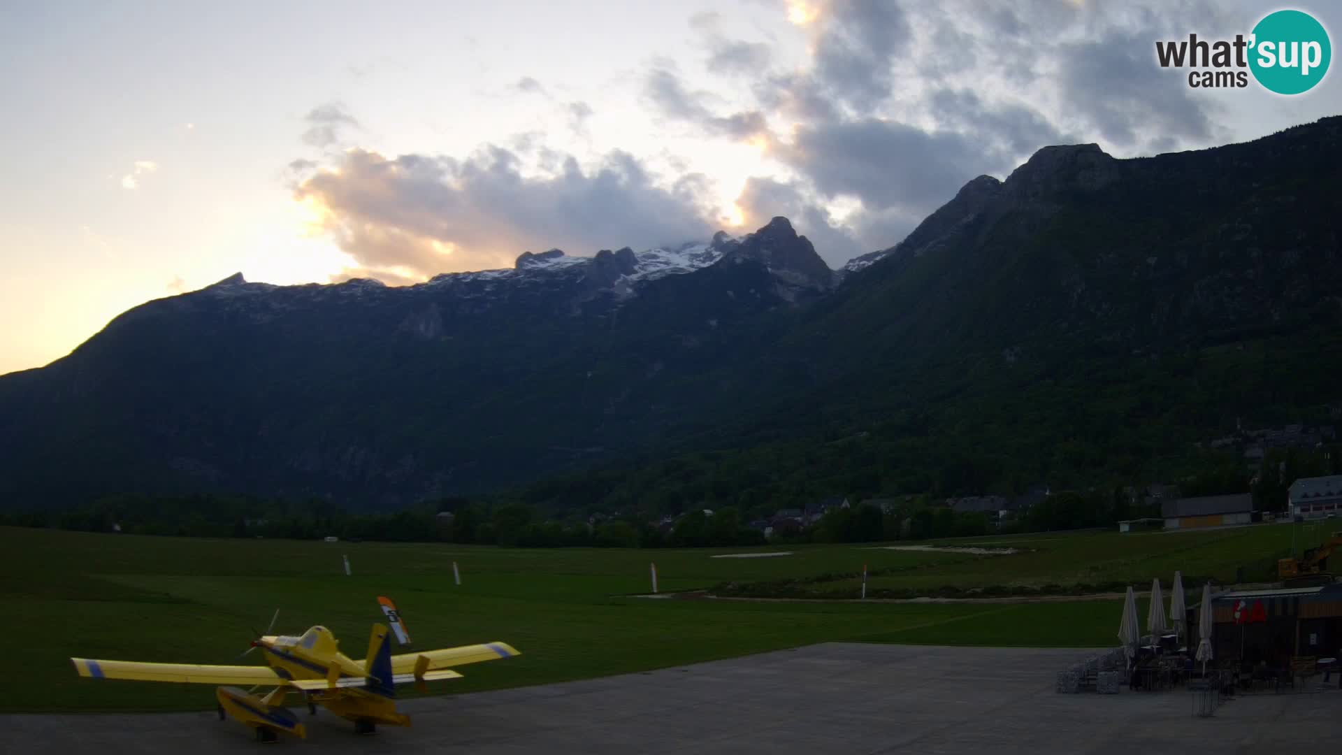 Spletna kamera letališče Bovec – pogled proti Kaninu