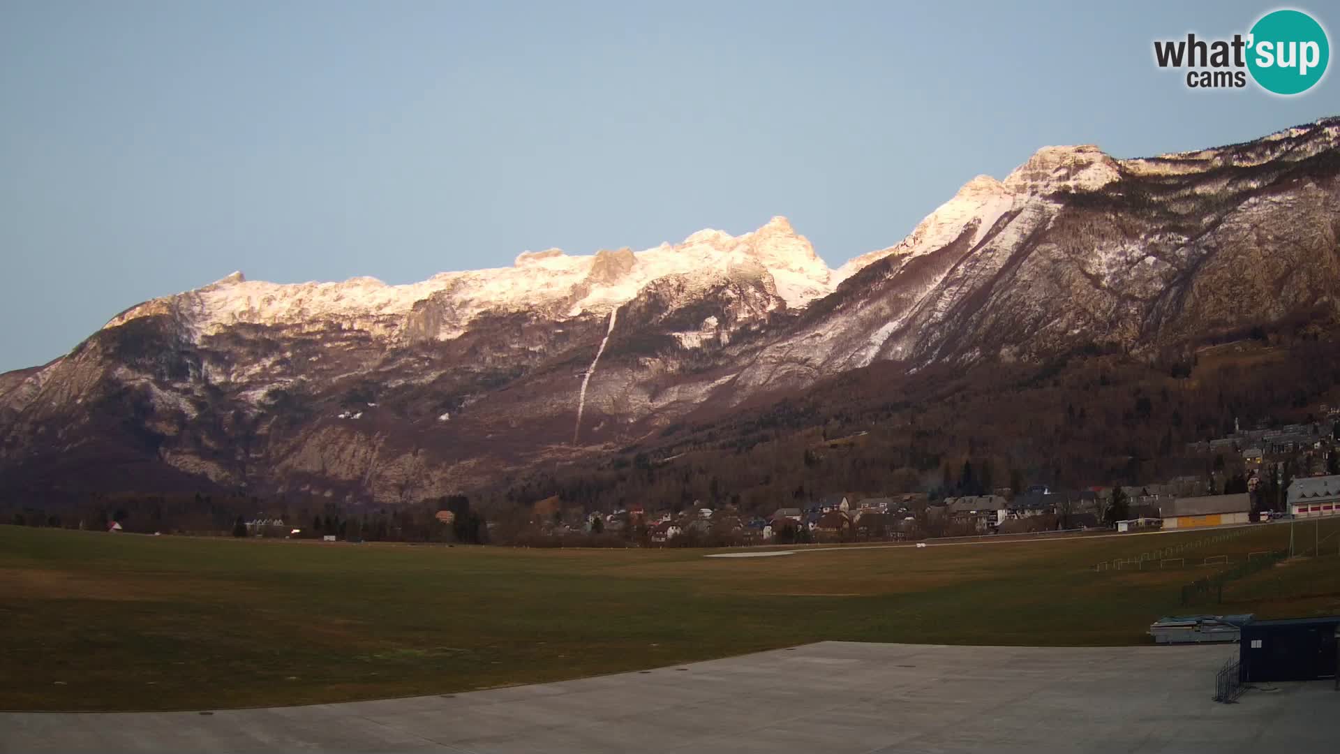 Spletna kamera letališče Bovec – pogled proti Kaninu