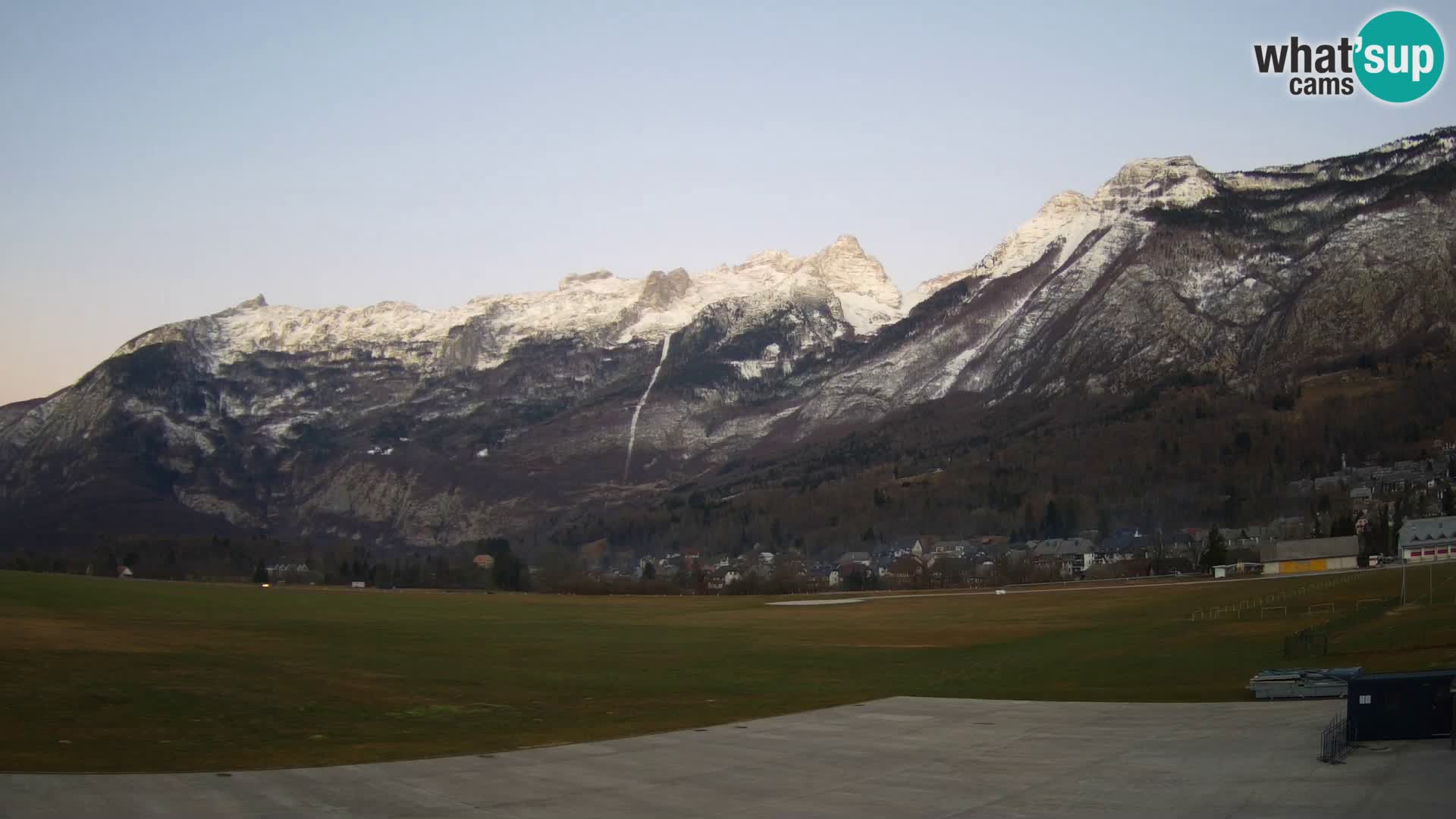 Spletna kamera letališče Bovec – pogled proti Kaninu