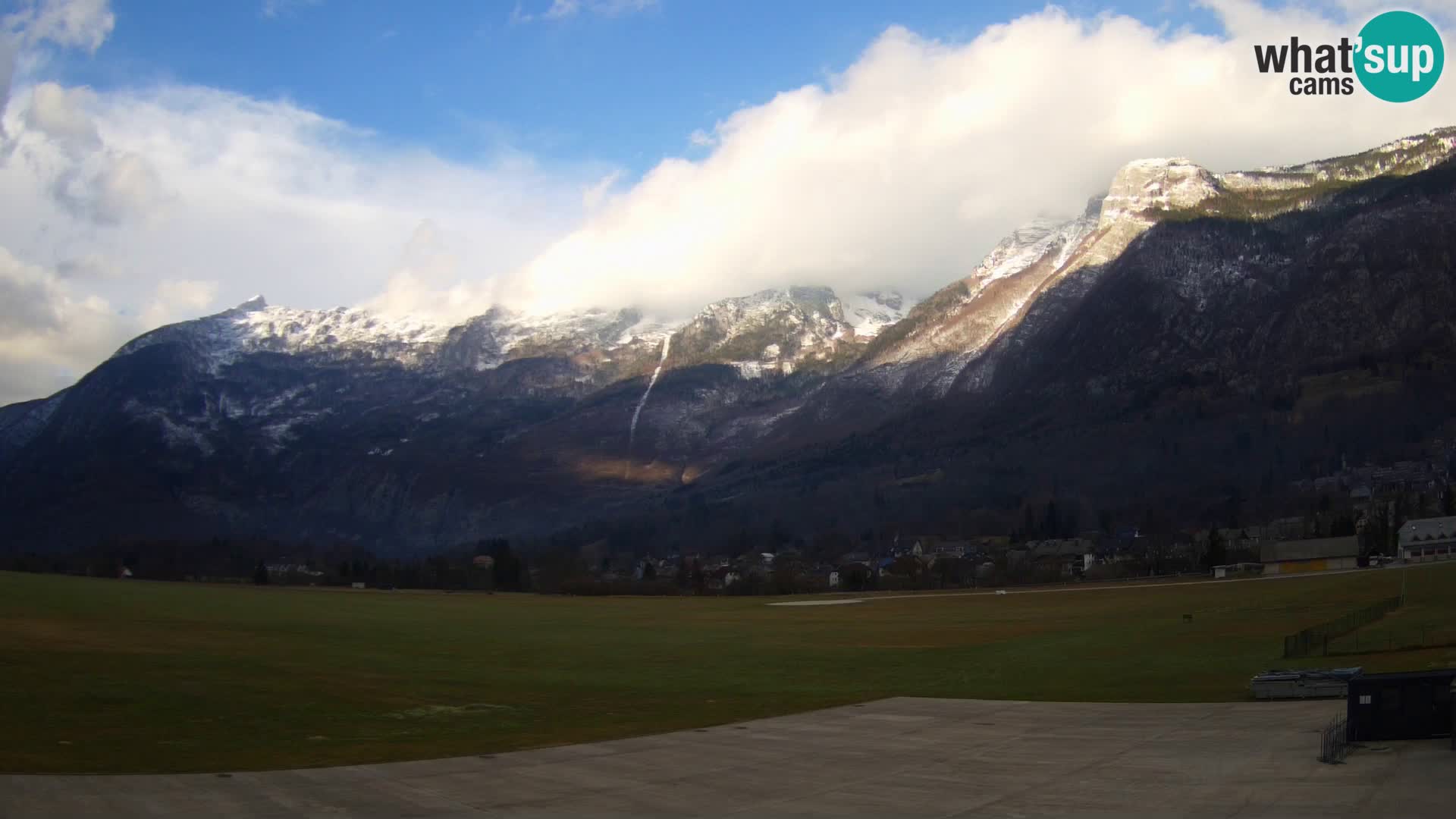 Live webcam Bovec airport – View to Kanin