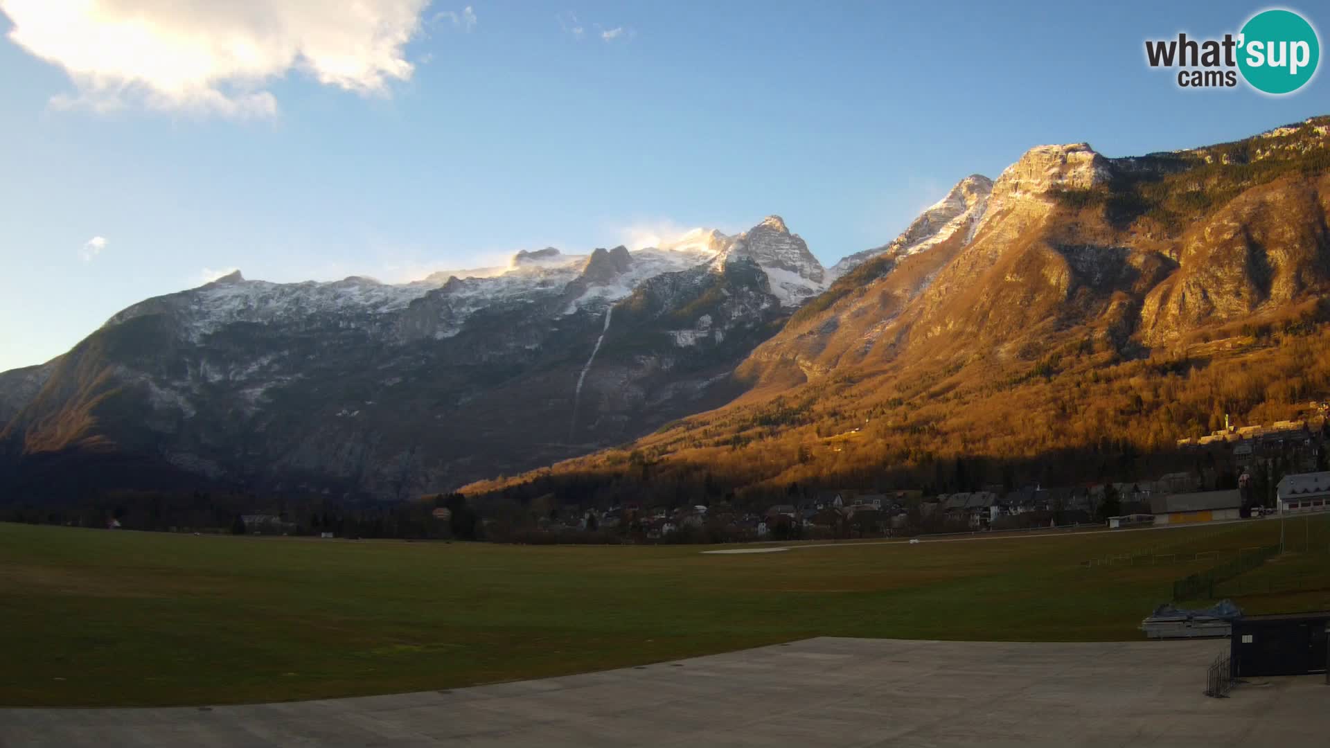 Live webcam Bovec airport – View to Kanin