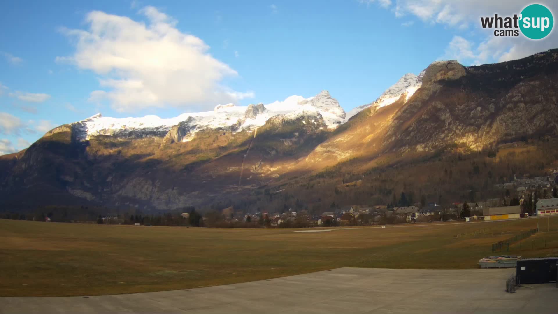 Live webcam Bovec airport – View to Kanin