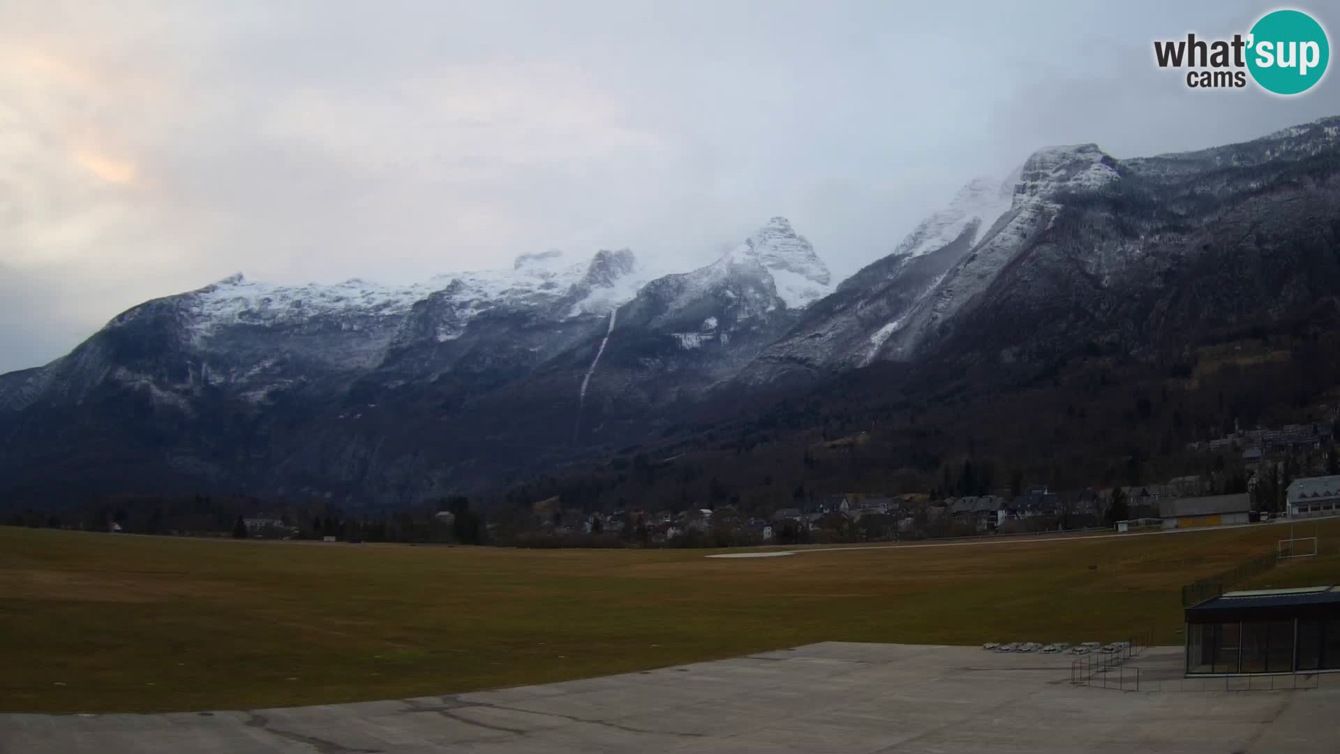 Spletna kamera letališče Bovec – pogled proti Kaninu