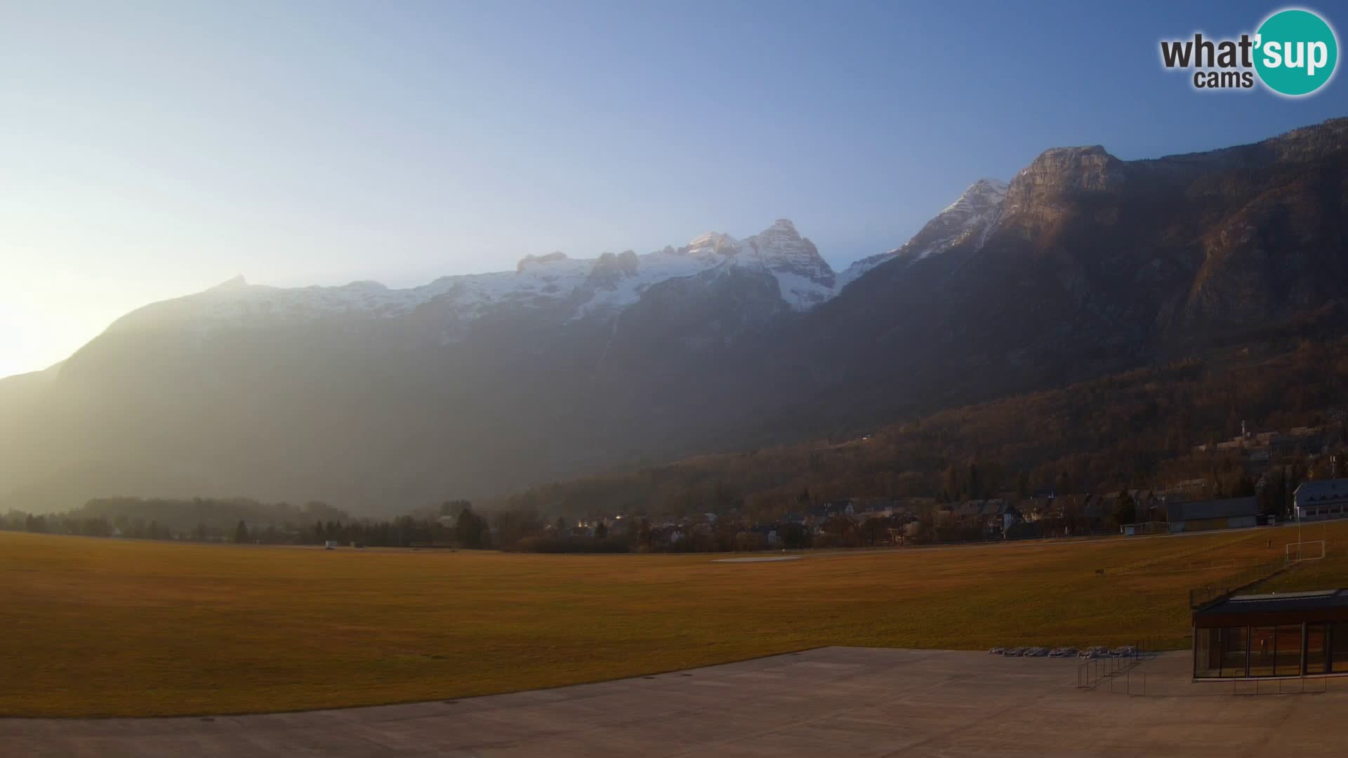 Web kamera uživo Zračna luka Bovec – Pogled na Kanin