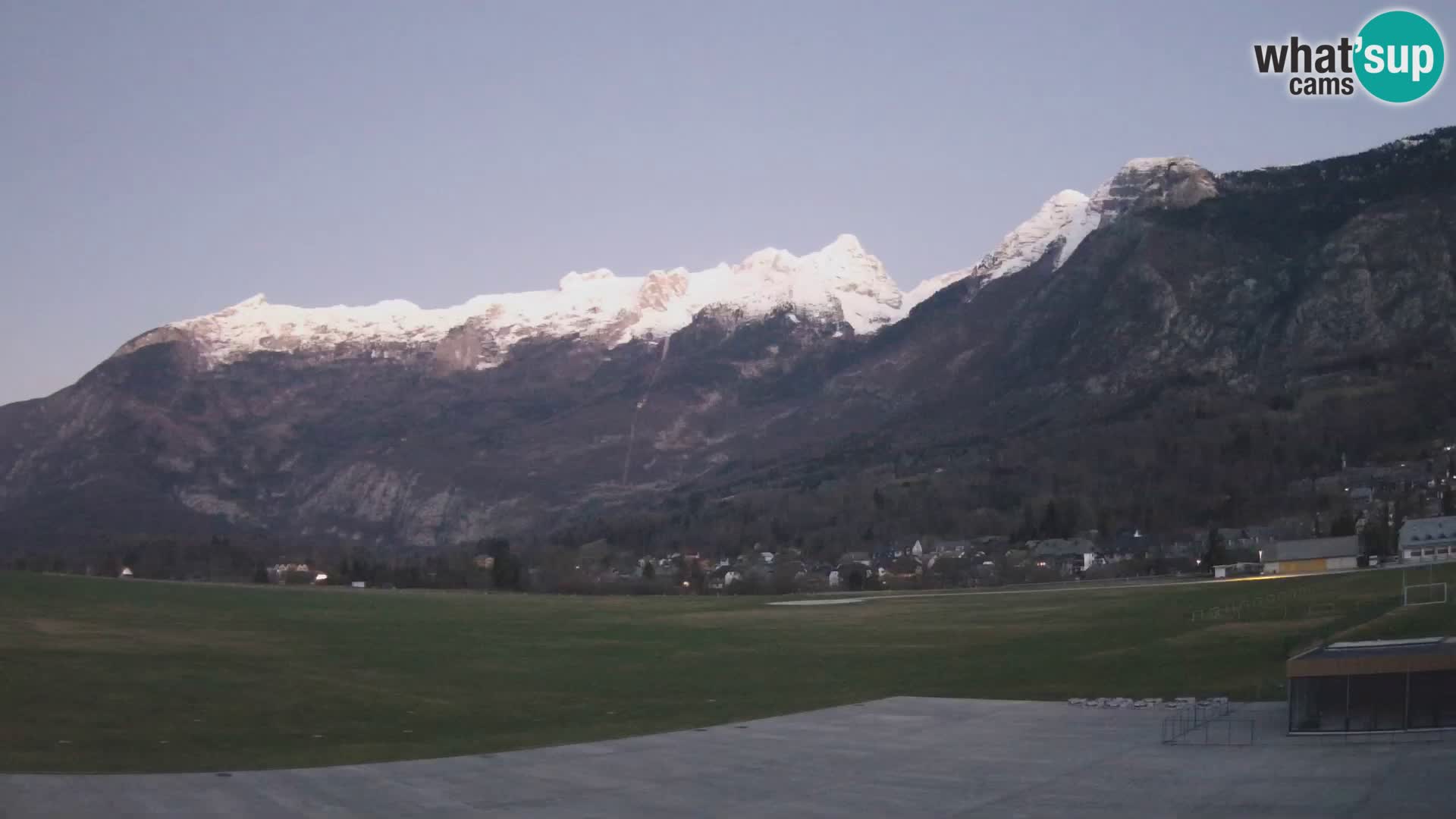 Spletna kamera letališče Bovec – pogled proti Kaninu