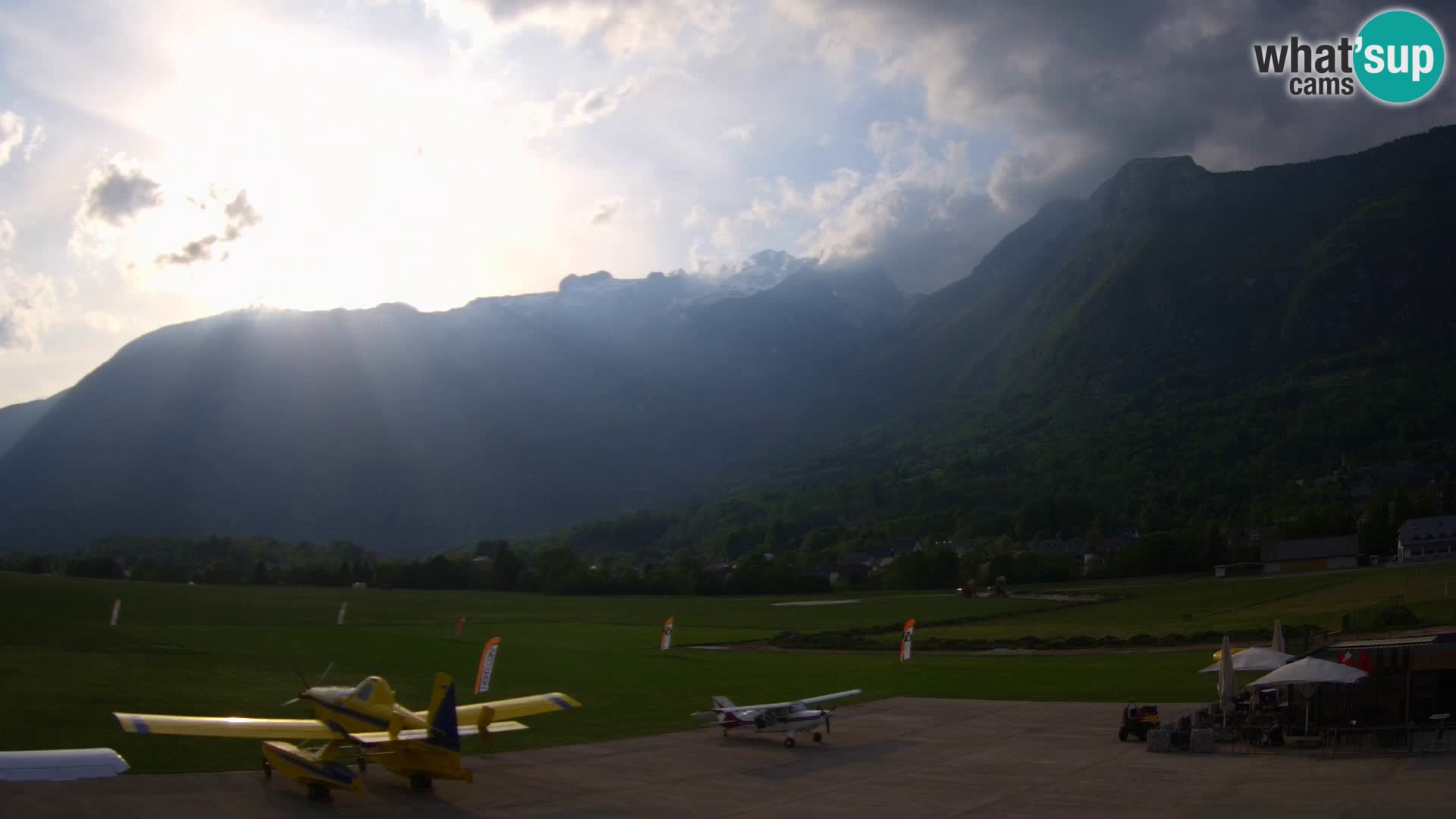 Spletna kamera letališče Bovec – pogled proti Kaninu