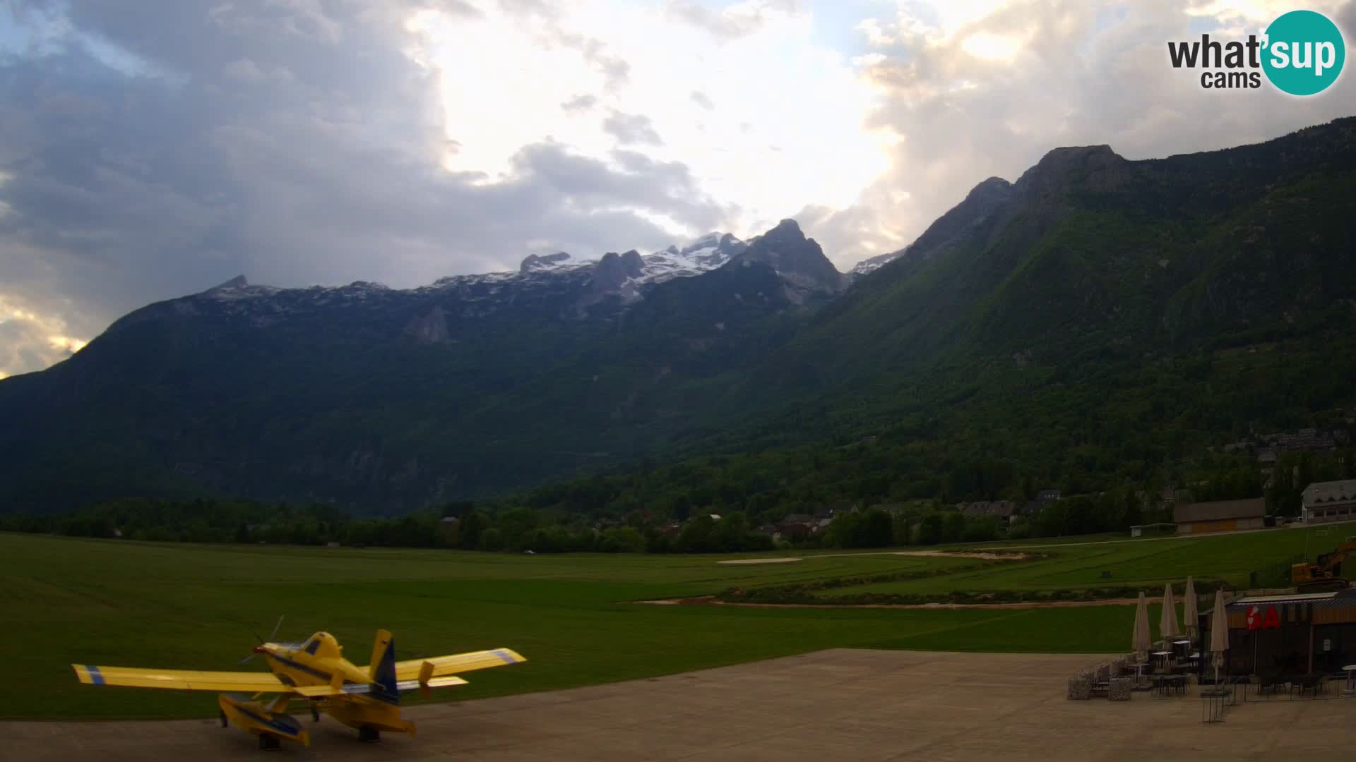 Spletna kamera letališče Bovec – pogled proti Kaninu