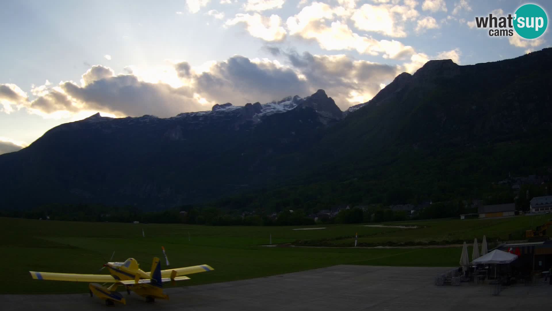 Spletna kamera letališče Bovec – pogled proti Kaninu