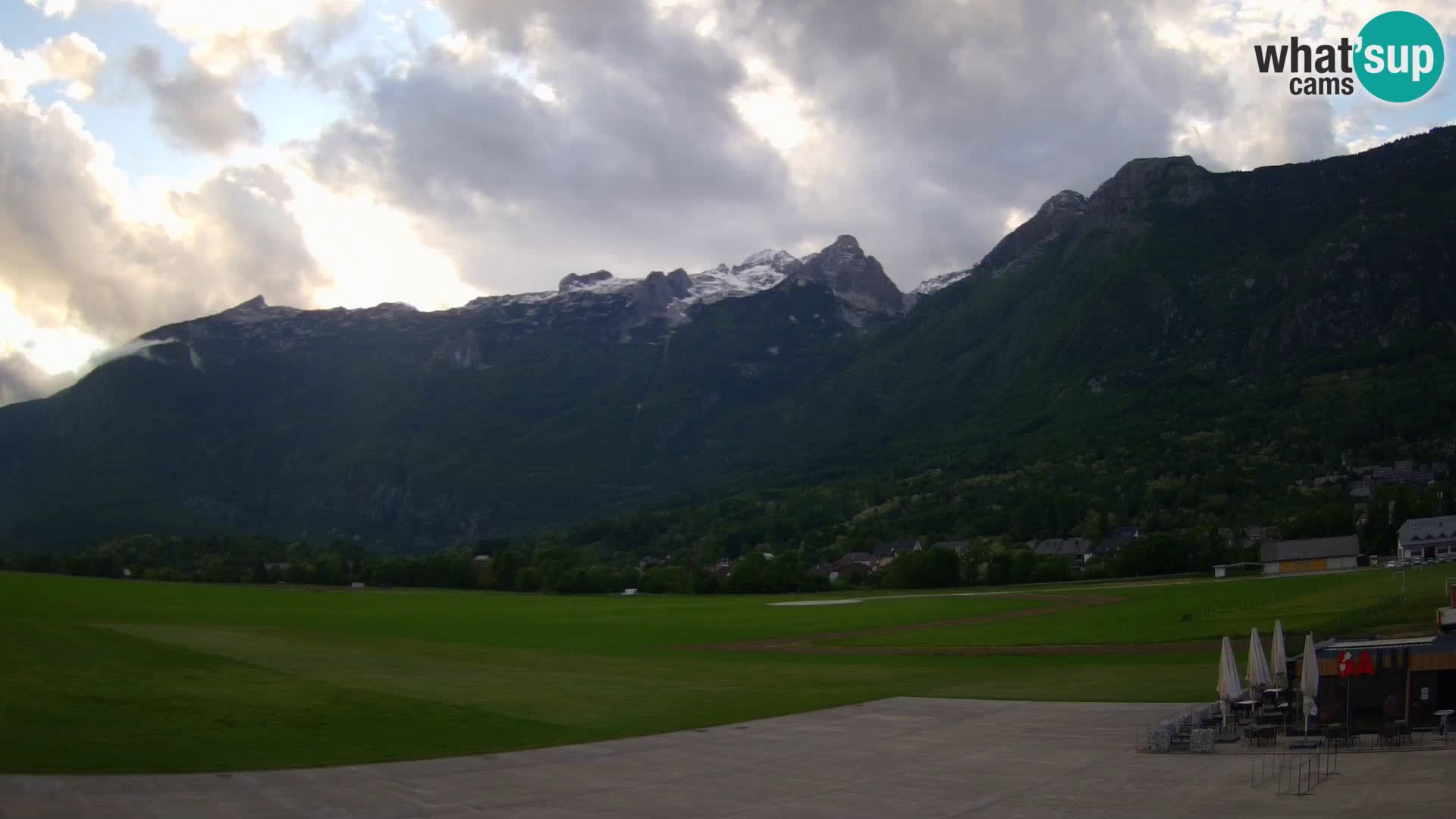 Spletna kamera letališče Bovec – pogled proti Kaninu
