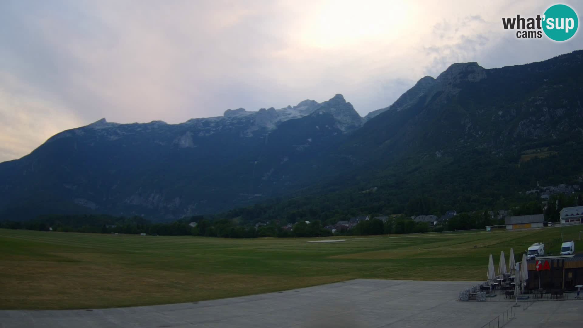 Web kamera uživo Zračna luka Bovec – Pogled na Kanin
