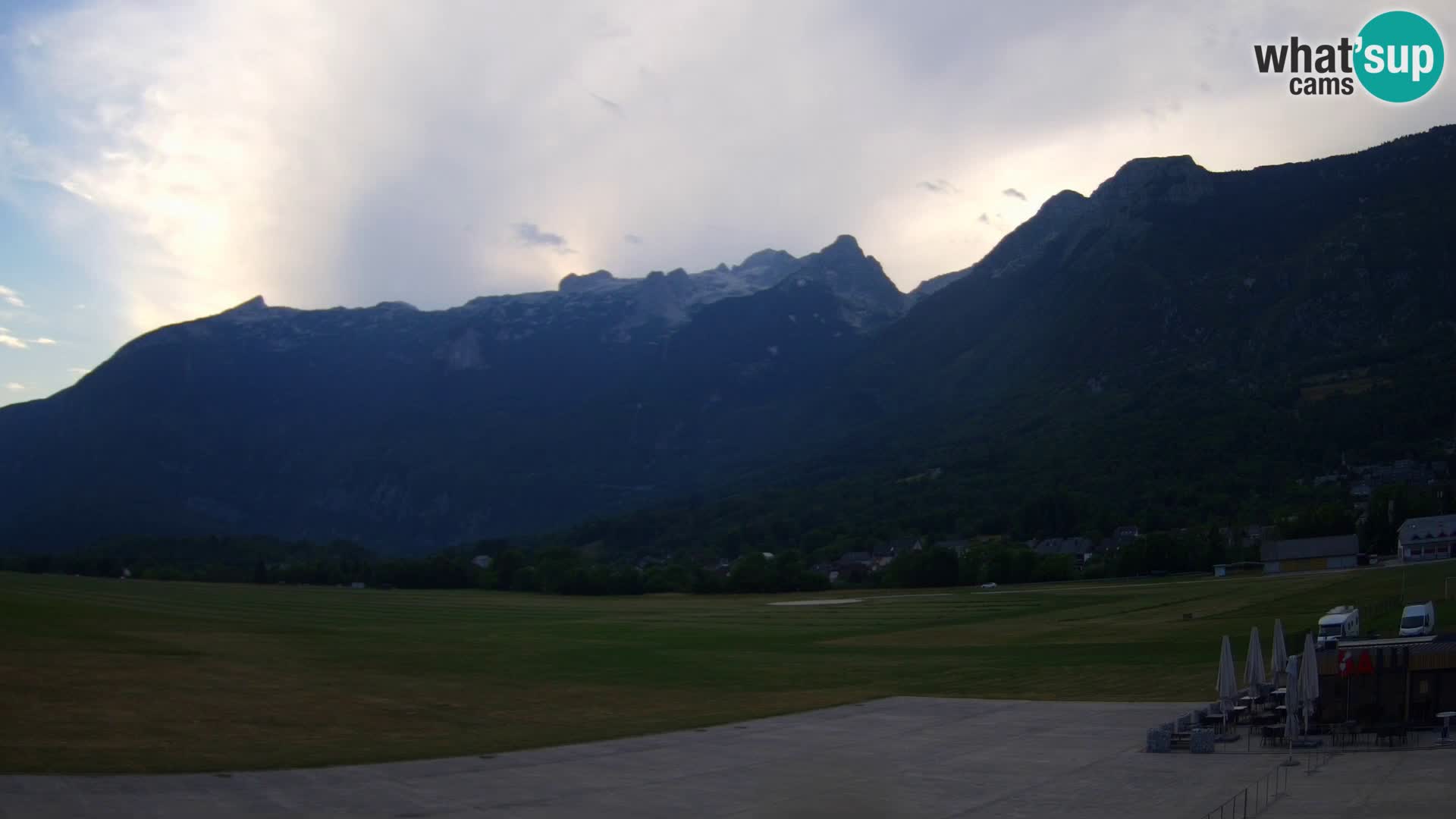 Web kamera uživo Zračna luka Bovec – Pogled na Kanin