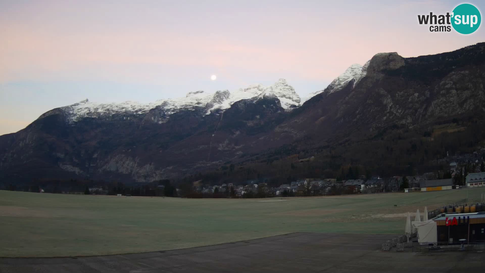 Web kamera uživo Zračna luka Bovec – Pogled na Kanin