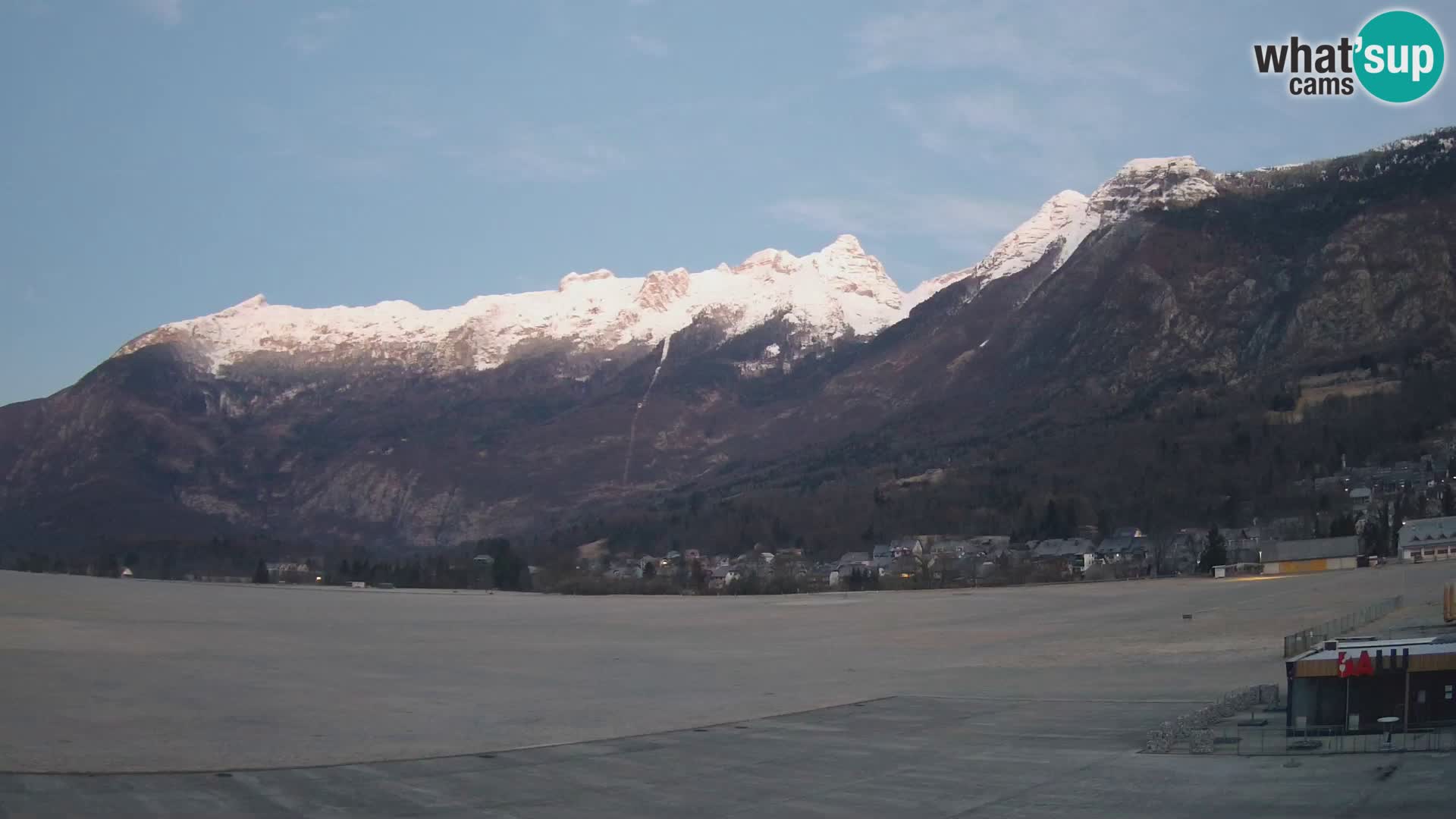 Web kamera uživo Zračna luka Bovec – Pogled na Kanin