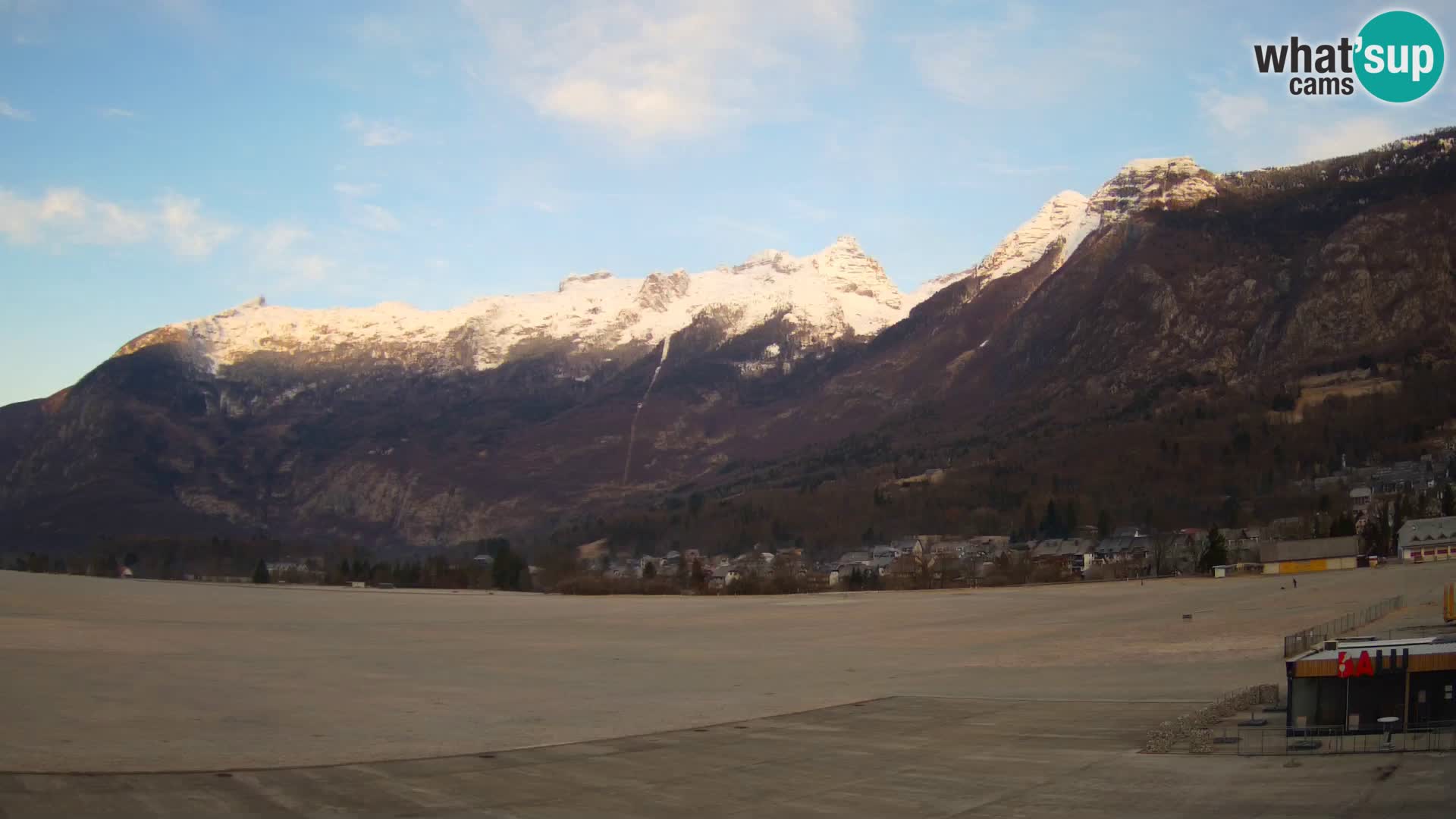 Web kamera uživo Zračna luka Bovec – Pogled na Kanin