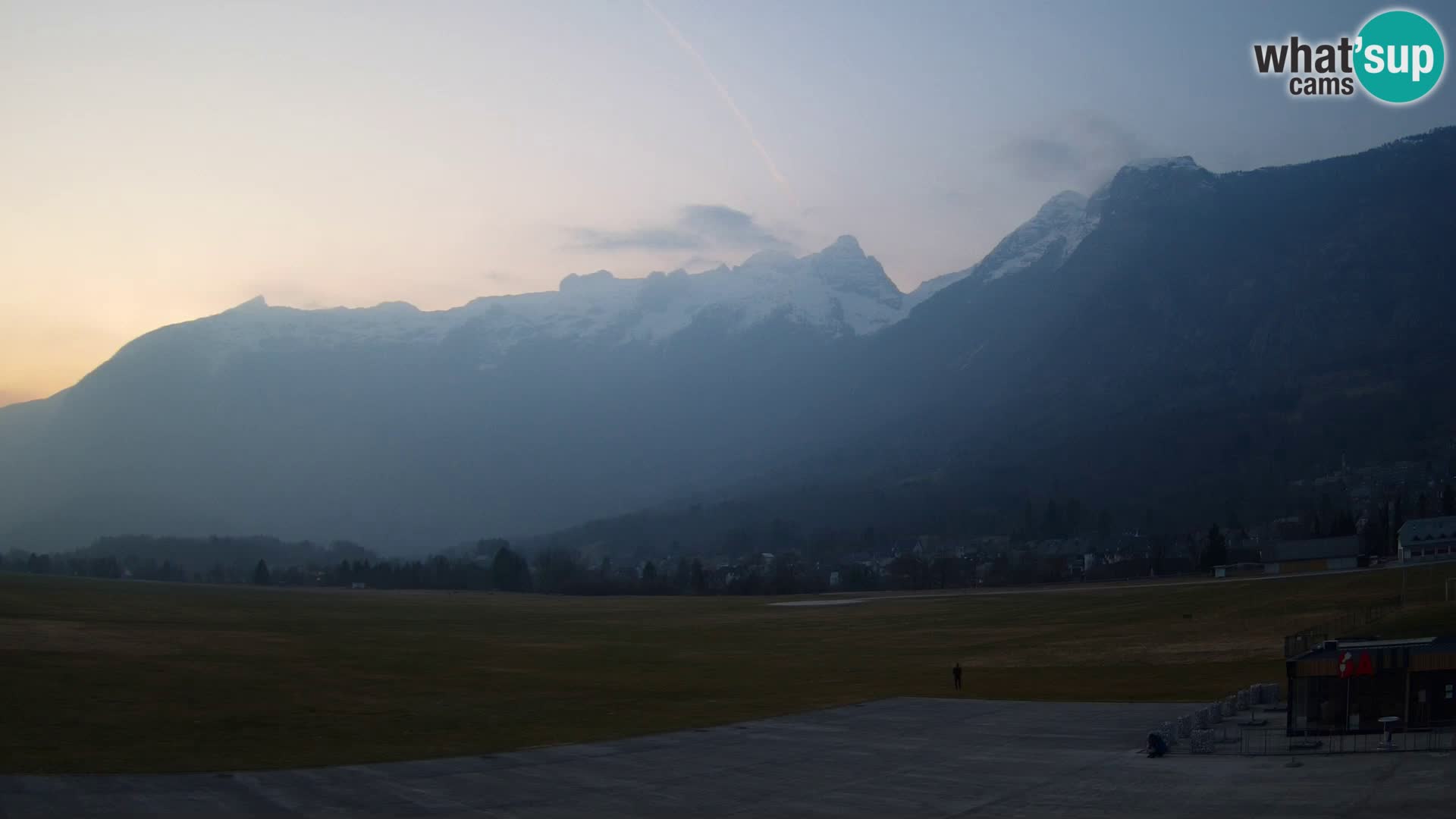 Web kamera uživo Zračna luka Bovec – Pogled na Kanin
