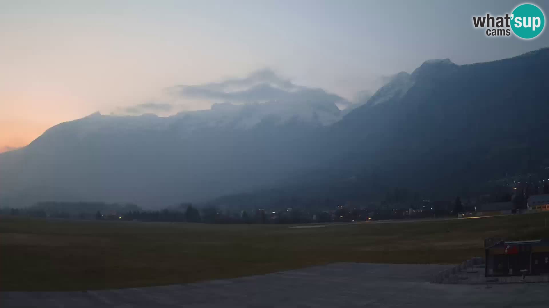 Web kamera uživo Zračna luka Bovec – Pogled na Kanin