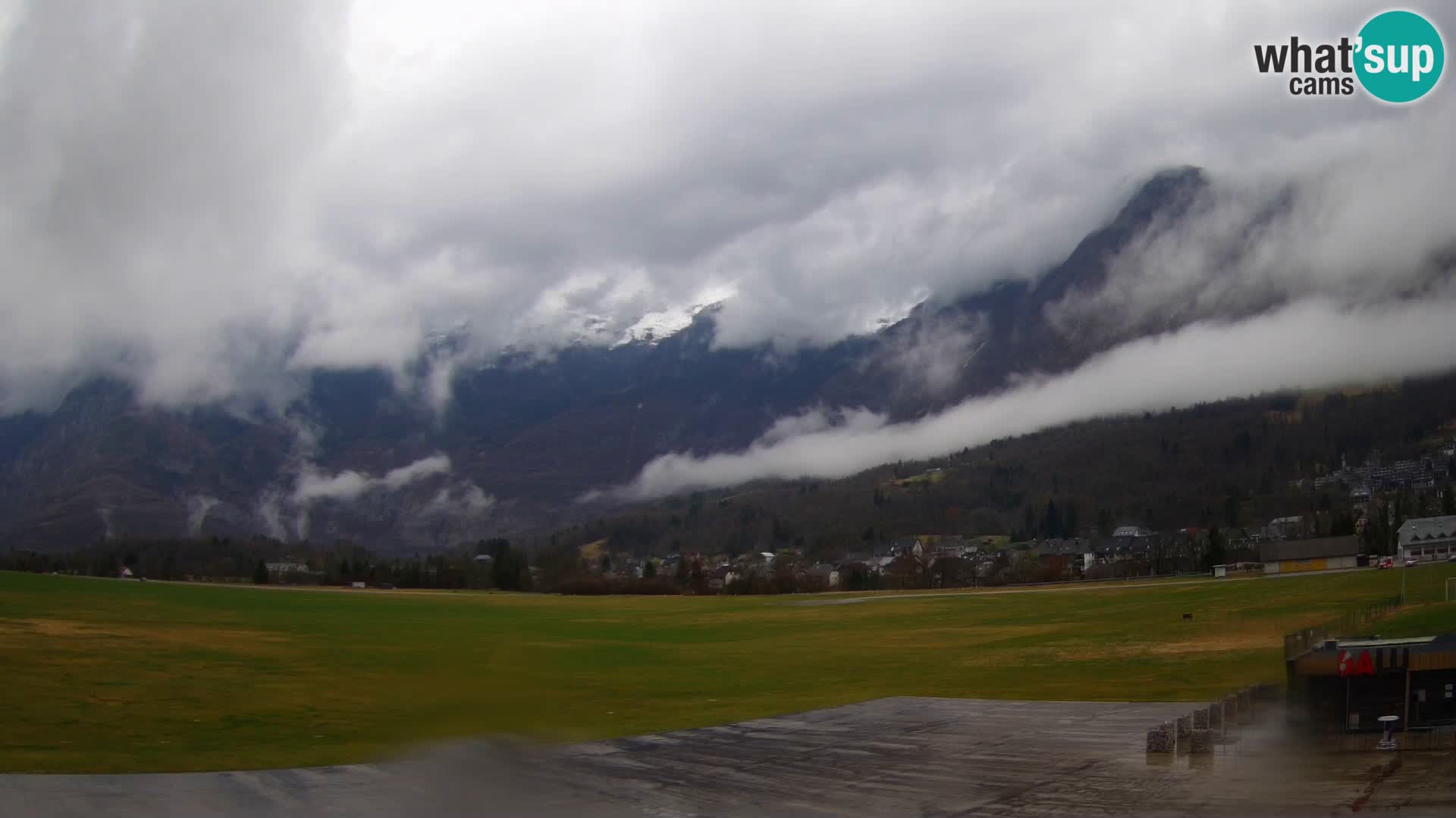 Web kamera uživo Zračna luka Bovec – Pogled na Kanin