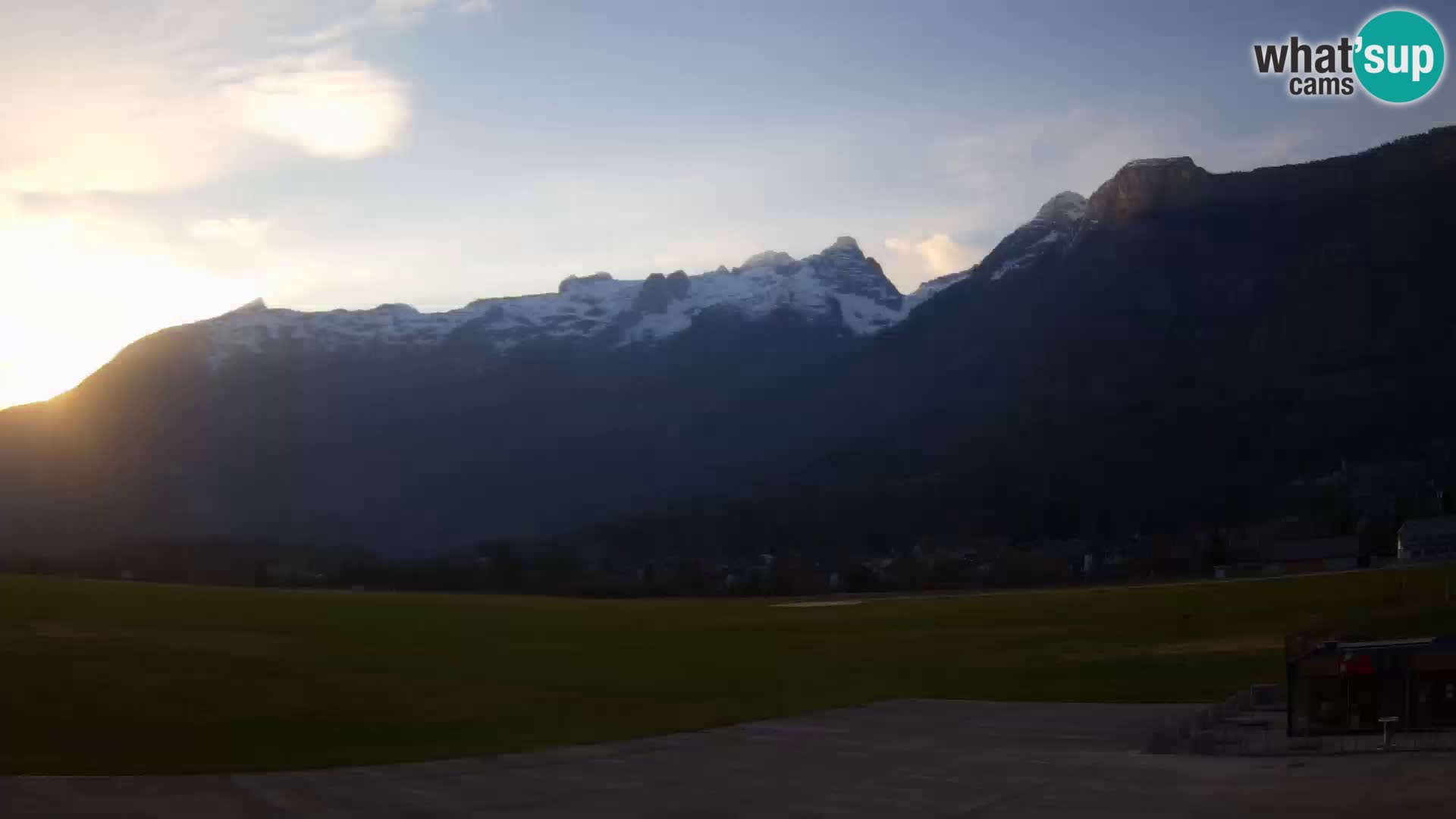 Web kamera uživo Zračna luka Bovec – Pogled na Kanin