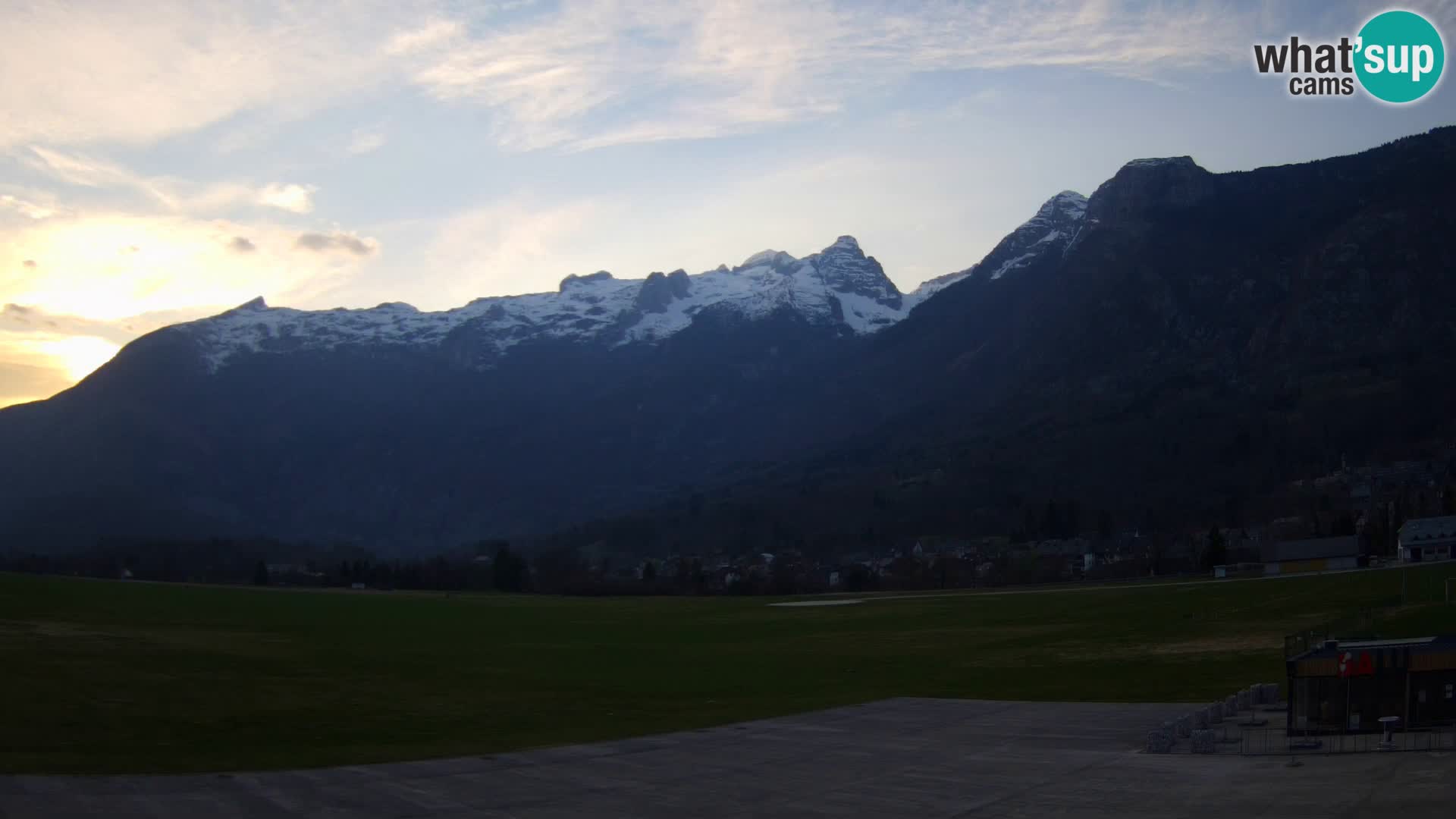 Web kamera uživo Zračna luka Bovec – Pogled na Kanin