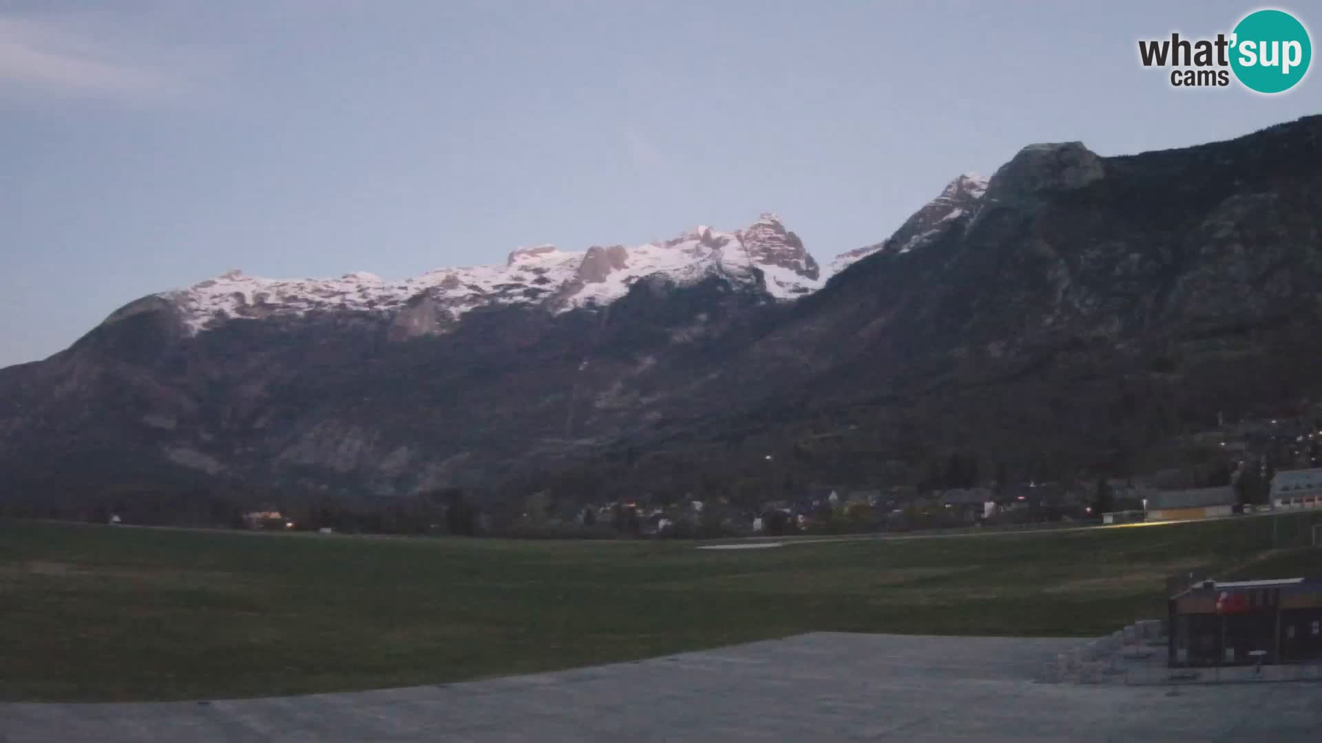 Web kamera uživo Zračna luka Bovec – Pogled na Kanin