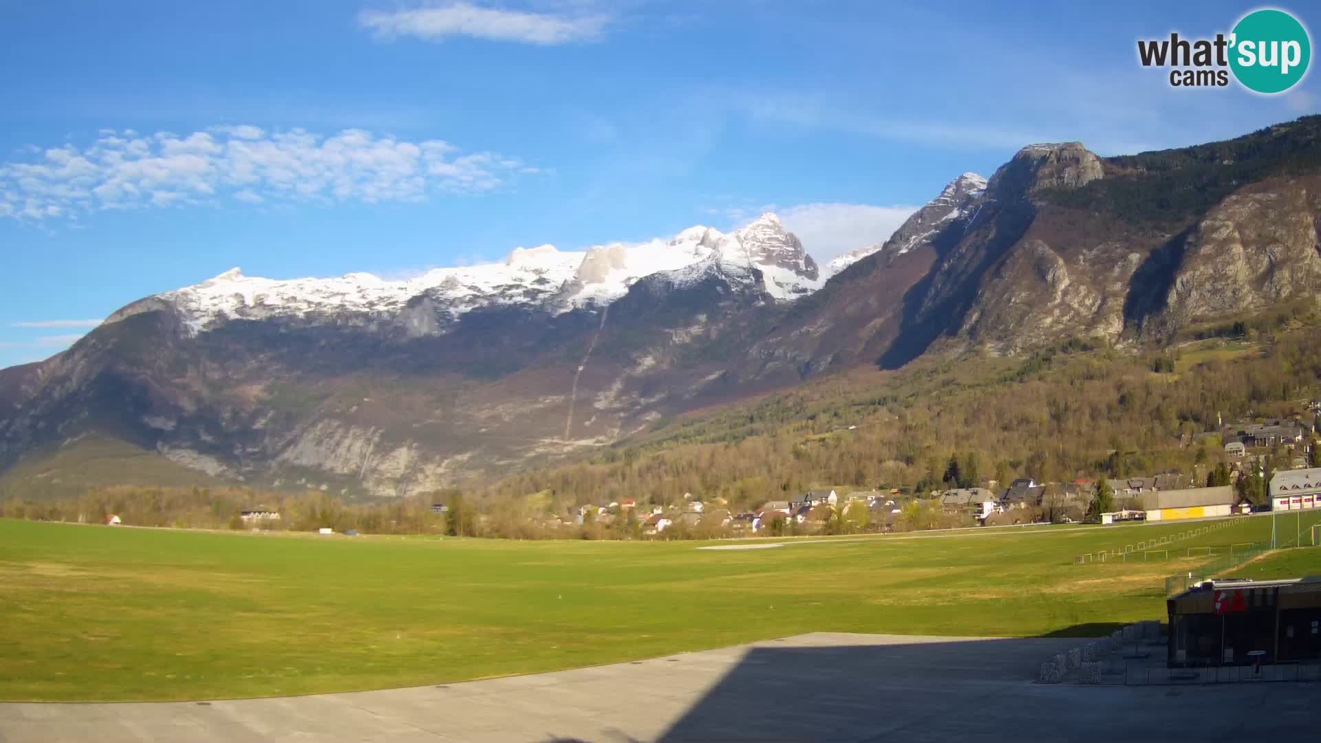 Spletna kamera letališče Bovec – pogled proti Kaninu