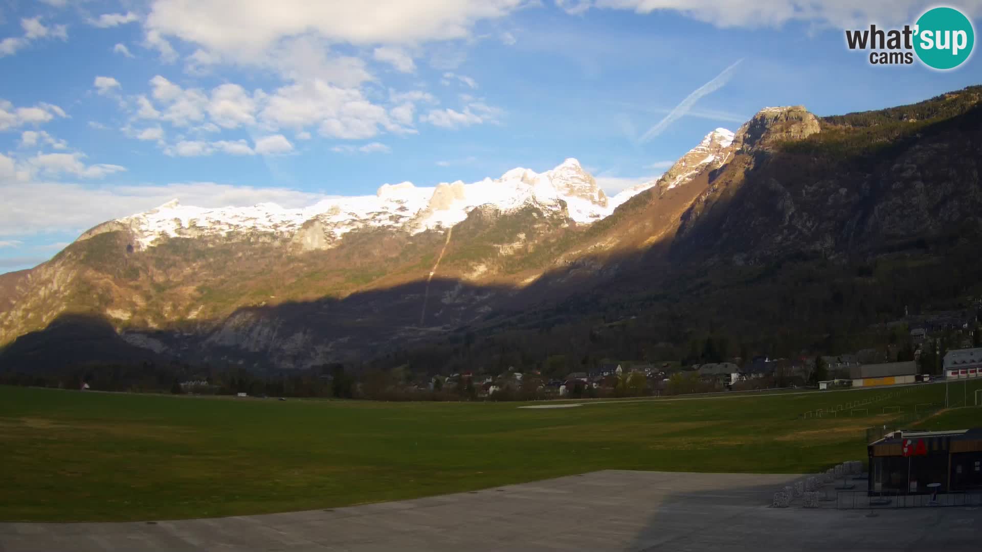 Web kamera uživo Zračna luka Bovec – Pogled na Kanin