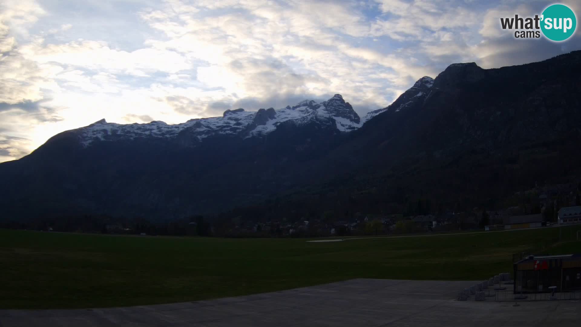 Spletna kamera letališče Bovec – pogled proti Kaninu