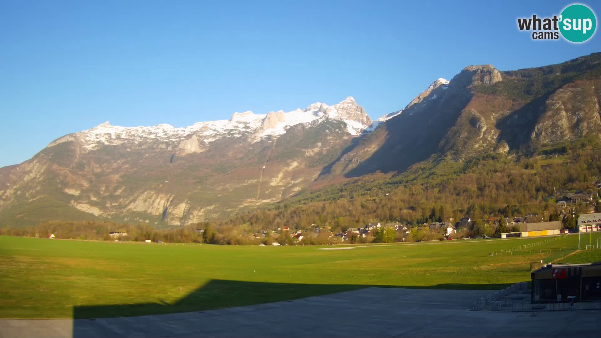 Web kamera uživo Zračna luka Bovec – Pogled na Kanin