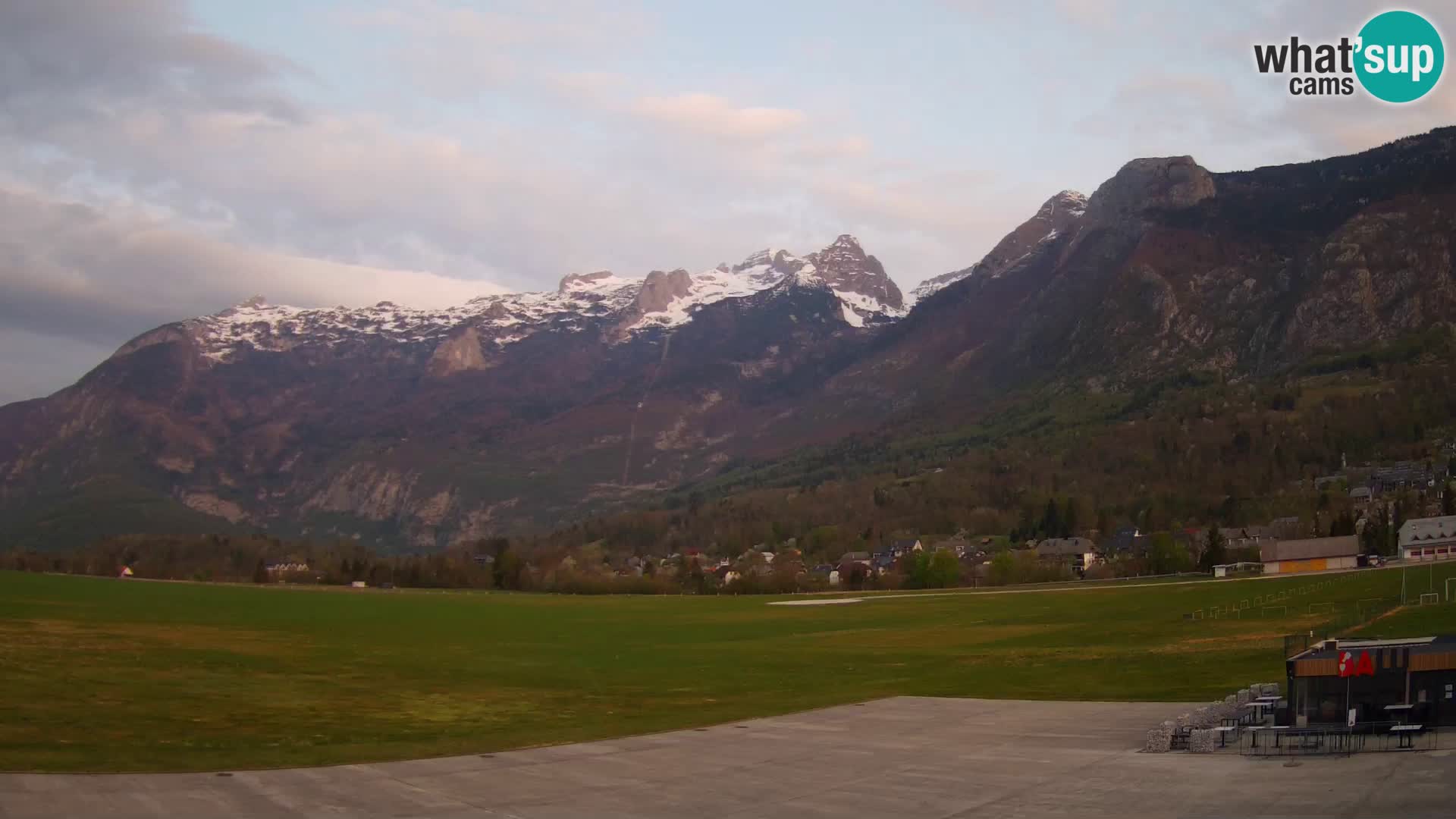 Web kamera uživo Zračna luka Bovec – Pogled na Kanin