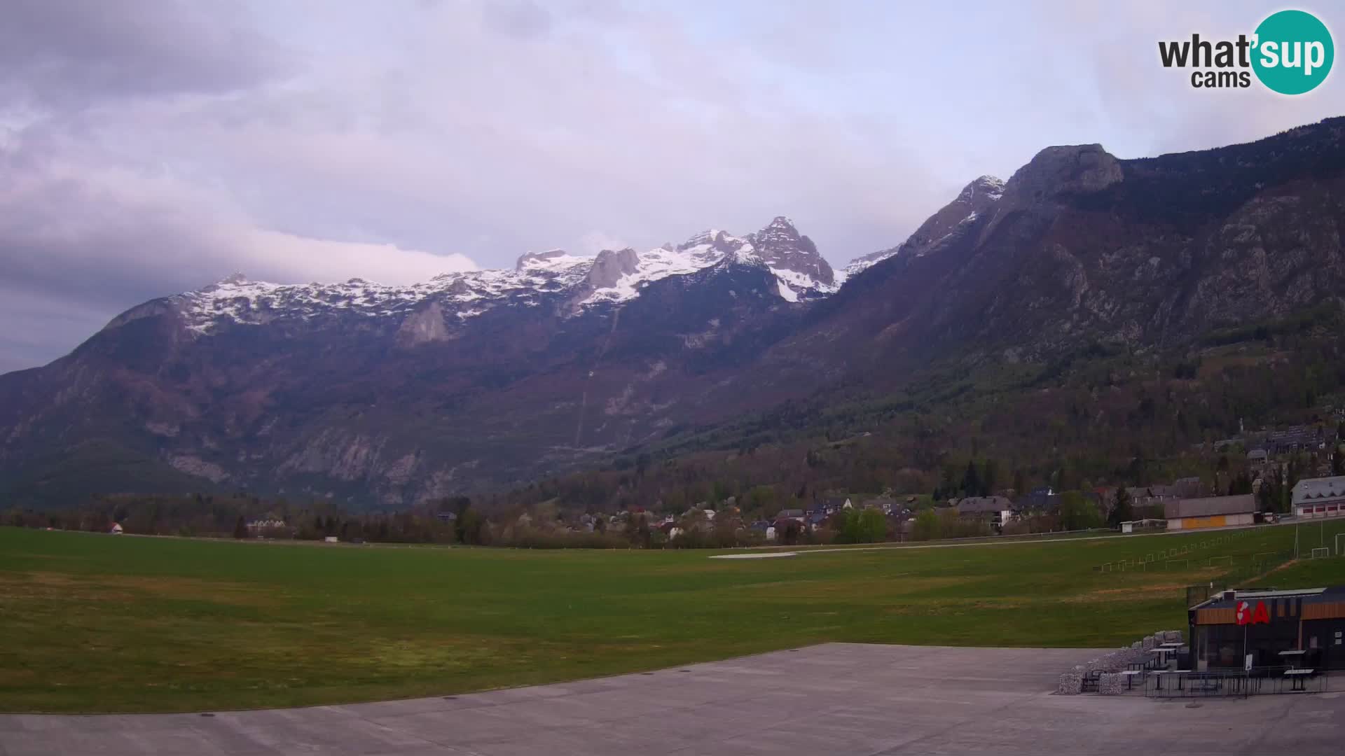Web kamera uživo Zračna luka Bovec – Pogled na Kanin
