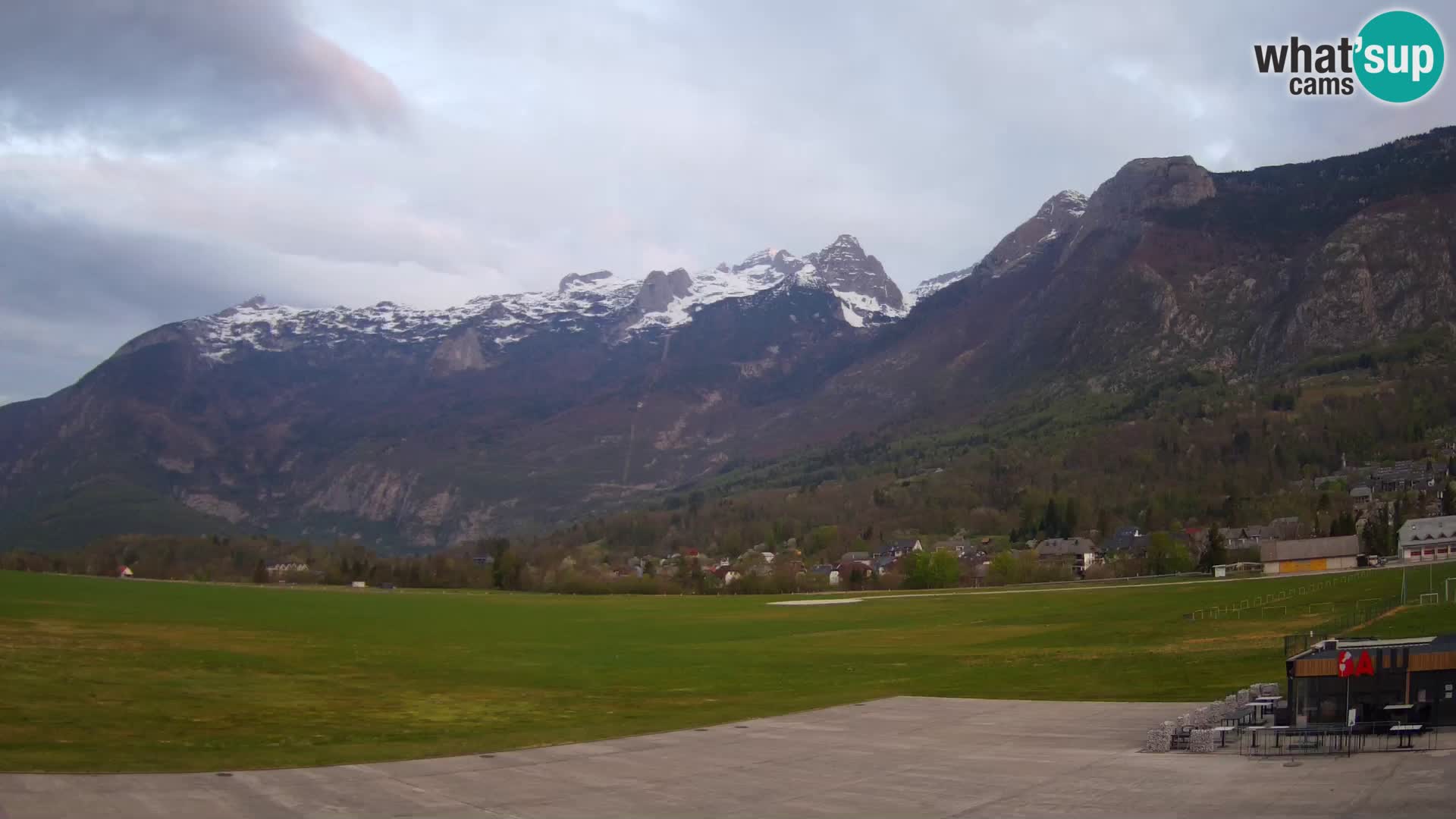 Web kamera uživo Zračna luka Bovec – Pogled na Kanin