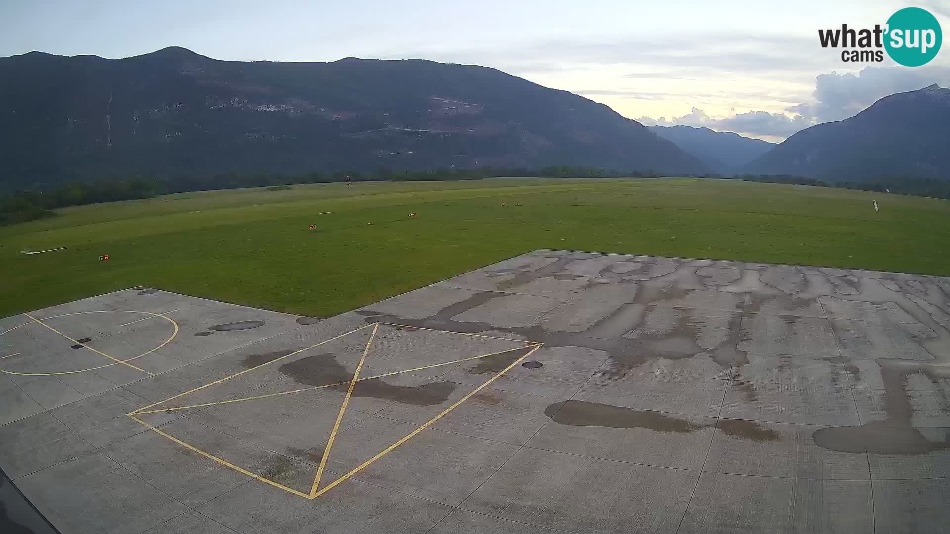 Webcam aereoporto di Bovec (Plezzo) – Vista verso il Kanin
