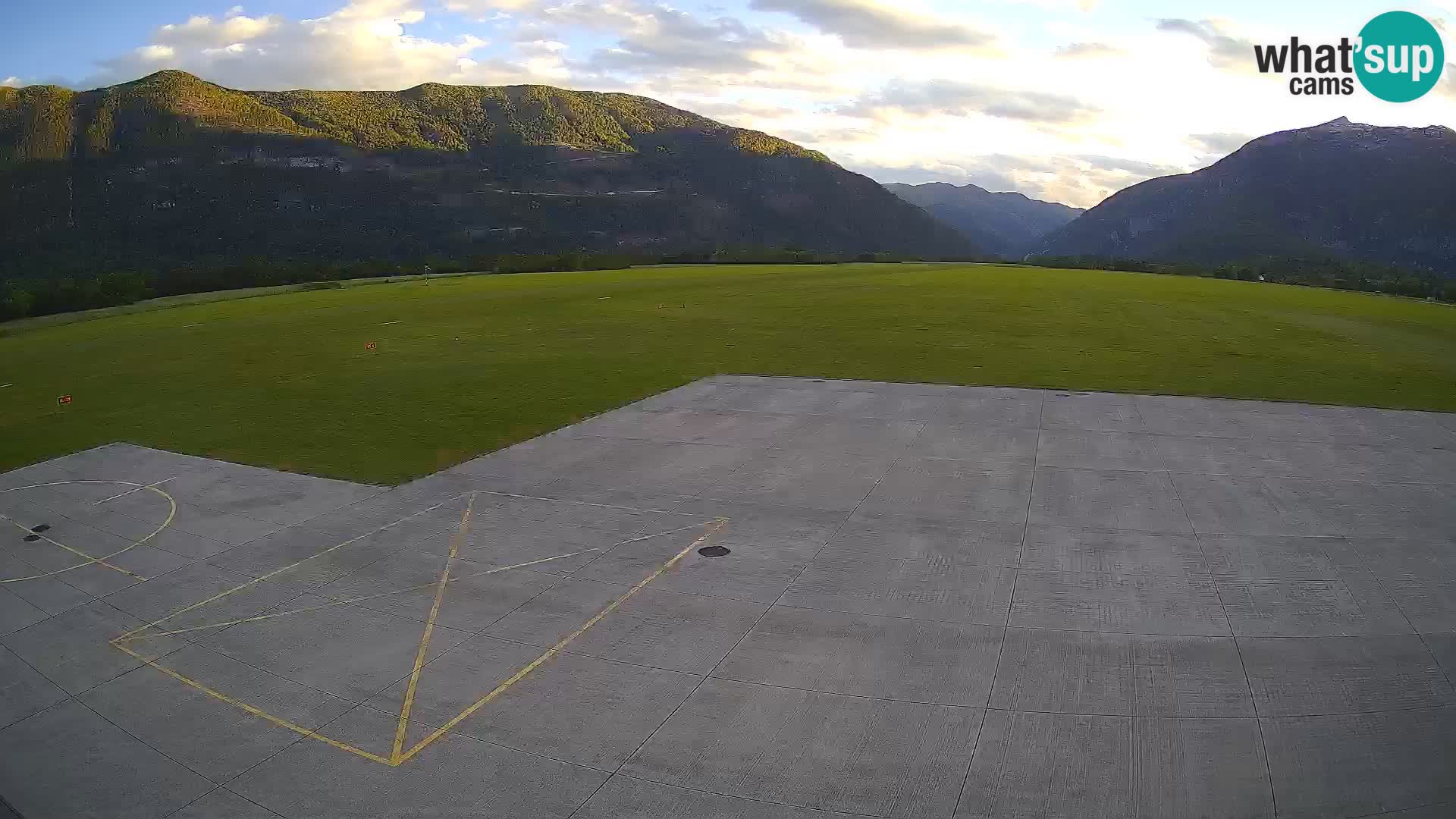 Webcam aereoporto di Bovec (Plezzo) – Vista verso il Kanin