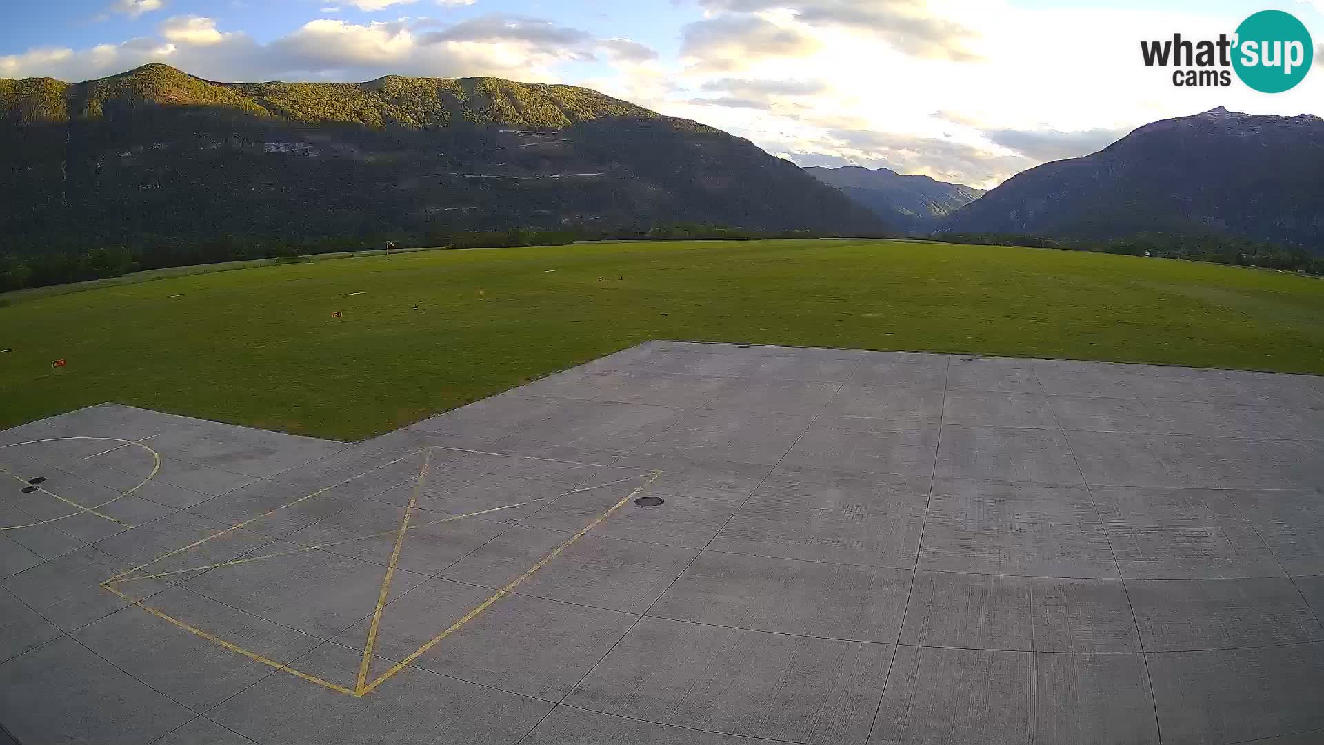 Webcam aereoporto di Bovec (Plezzo) – Vista verso il Kanin