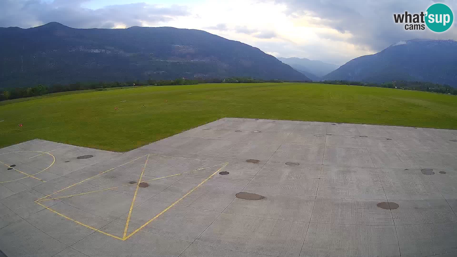 Webcam aereoporto di Bovec (Plezzo) – Vista verso il Kanin